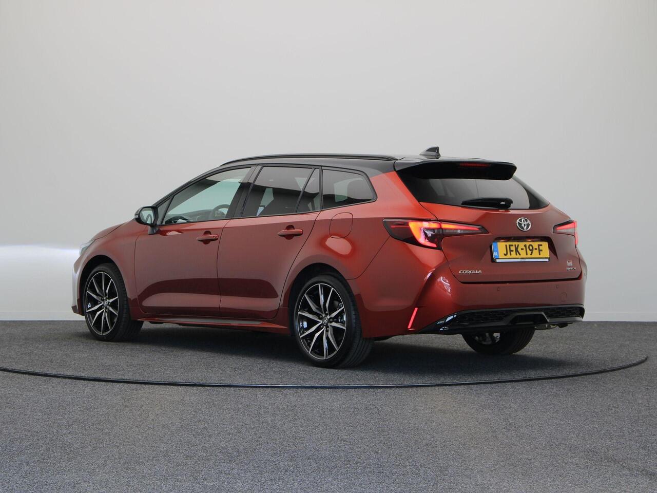 Toyota COROLLA Touring Sports Hybrid 180 GR Sport | Bi tone | Stuur, voorruit en stoelverwarming | Elektrische Achterklep | Adaptieve Cruise Control | 10 Jaar Garantie! |