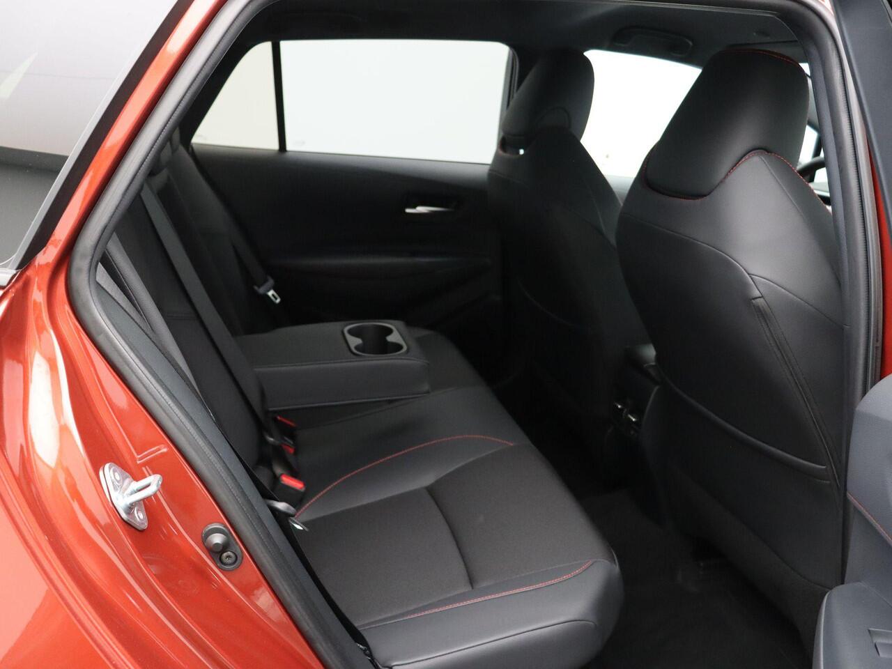 Toyota COROLLA Touring Sports Hybrid 180 GR Sport | Bi tone | Stuur, voorruit en stoelverwarming | Elektrische Achterklep | Adaptieve Cruise Control | 10 Jaar Garantie! |