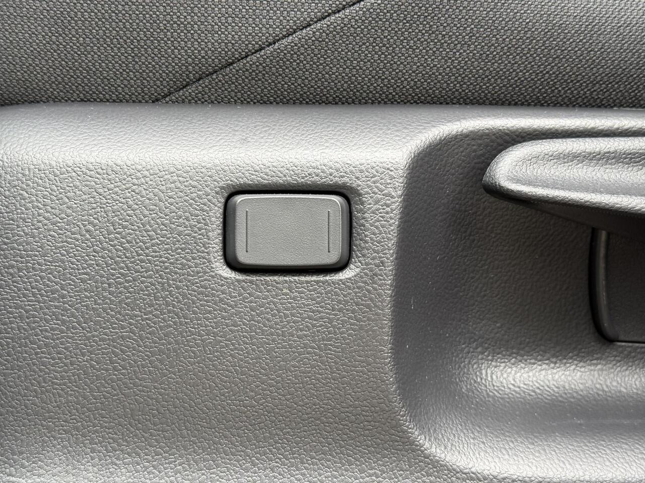 Toyota COROLLA Cross Hybrid 140 Style **DODEHOEK DETECTIE/ STOEL EN STUURWIELVERWARMING/ KEYLESS/ GARANTIE**