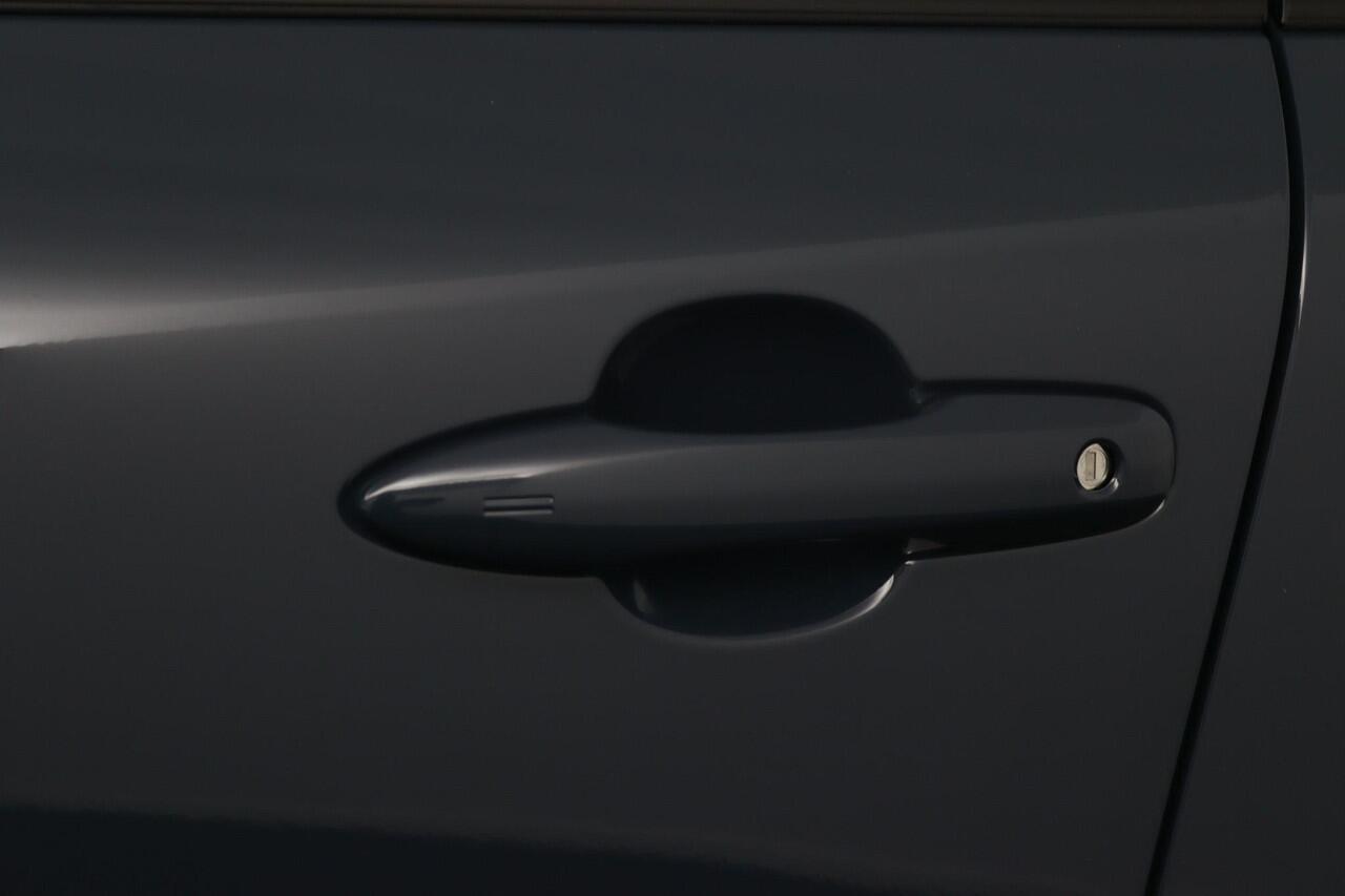 Toyota COROLLA Cross Hybrid 180 Executive | Elektrische achterklep | Parkeersensoren Voor + Achter | Volledig lederbekleding | Stoelverwarming |