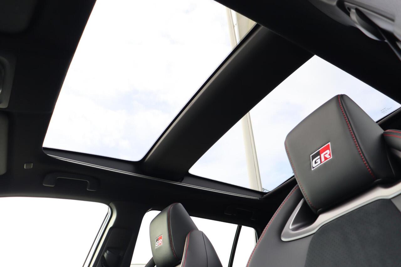 Toyota COROLLA Cross Hybrid 180 GR Sport, Apple Carplay, Android auto, JBL Audio, Panoramisch Dak, Parkeercamera, Parkeersensoren,