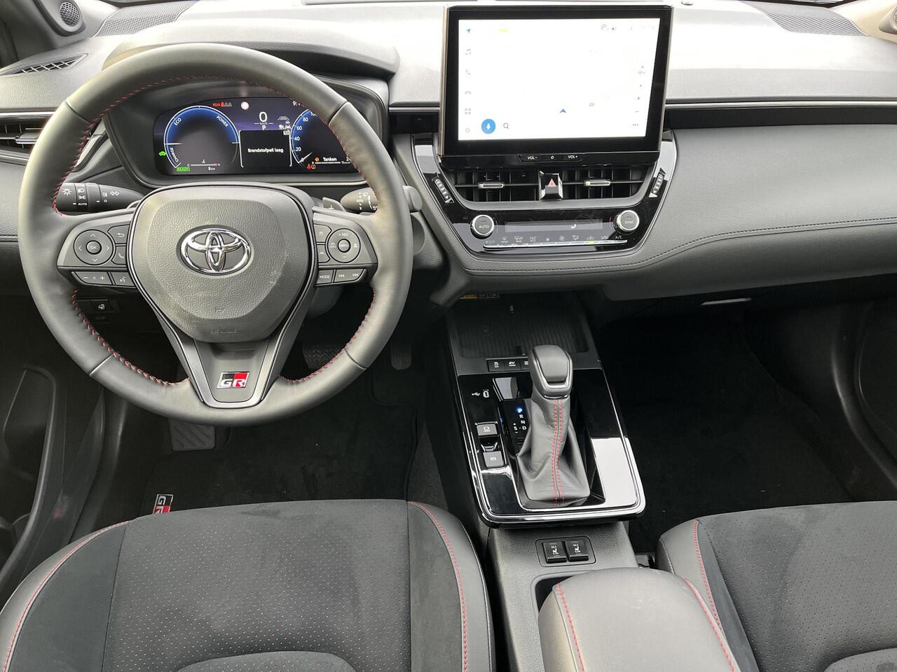 Toyota COROLLA Cross Hybrid 180 GR Sport | Metalstream grey met zwart dak | Panoramadak | Nieuw uit voorraad |