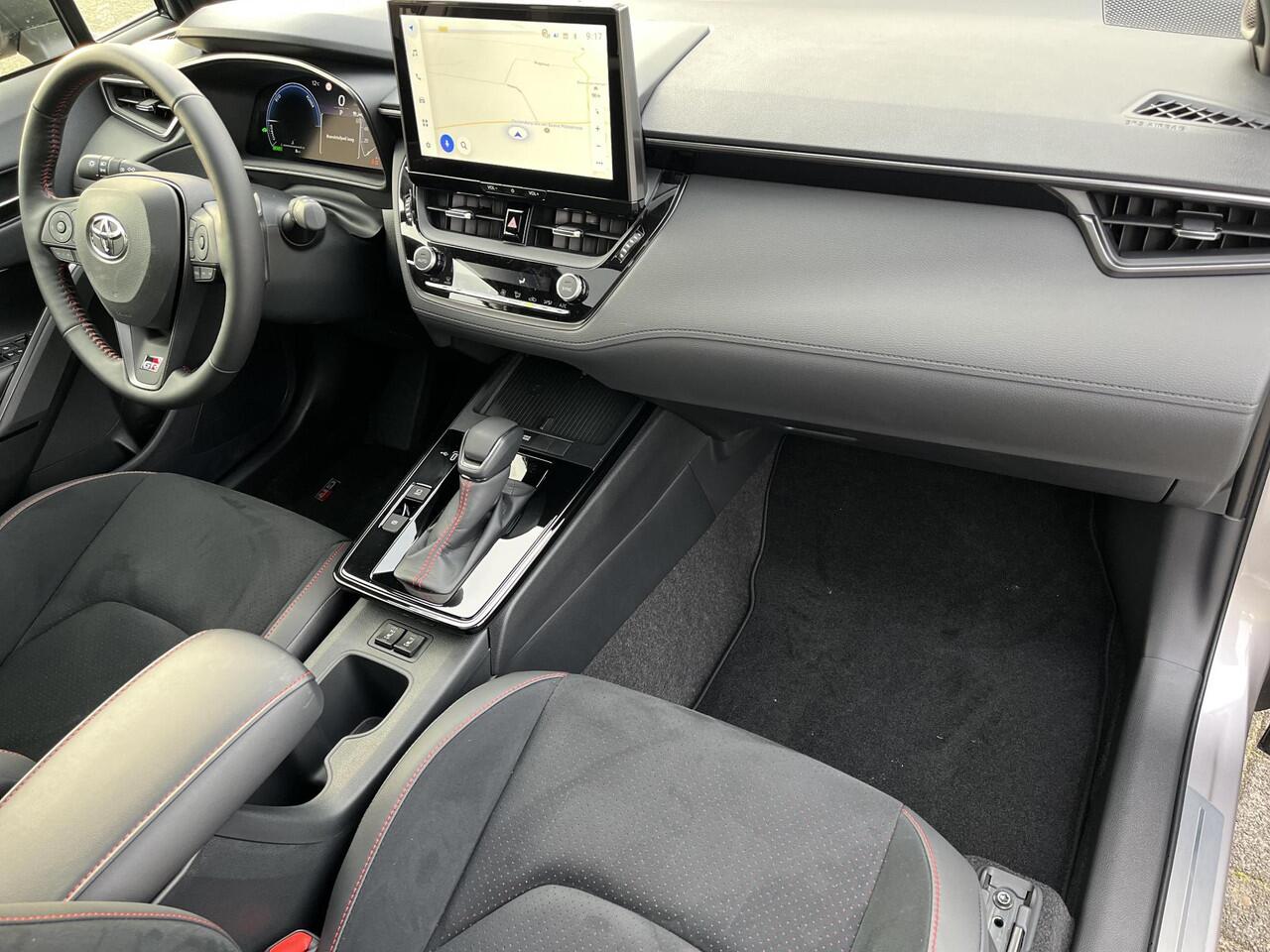 Toyota COROLLA Cross Hybrid 180 GR Sport | Metalstream grey met zwart dak | Panoramadak | Nieuw uit voorraad |