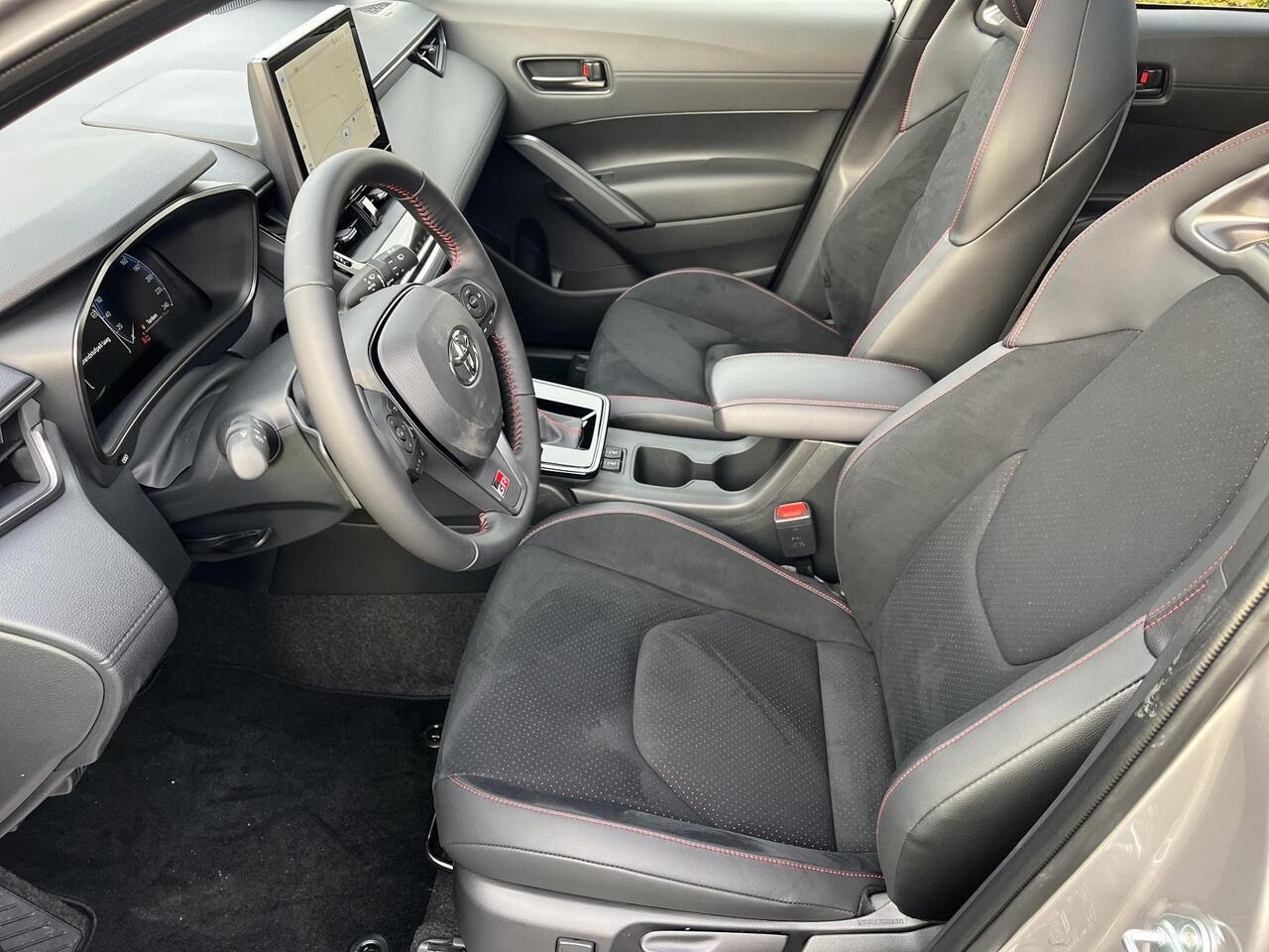 Toyota COROLLA Cross Hybrid 180 GR Sport | Metalstream grey met zwart dak | Panoramadak | Nieuw uit voorraad |