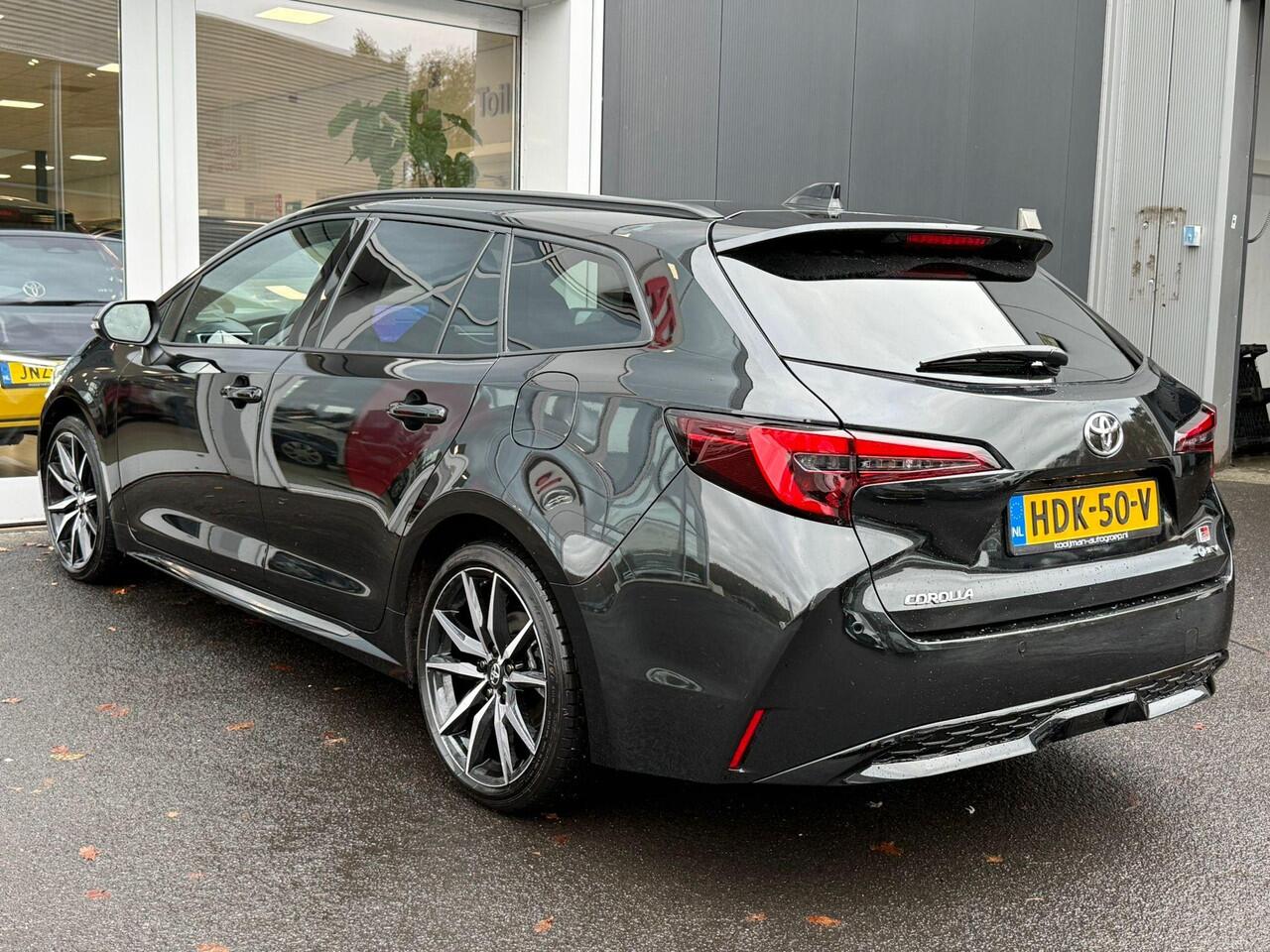 Toyota COROLLA Touring Sports Hybrid 200 GR Sport Plus Schuif-/Kanteldak | JBL premium geluid | Dodehoekdetectie | Parkeersensoren rondom | Stoelverwarming voor+achter