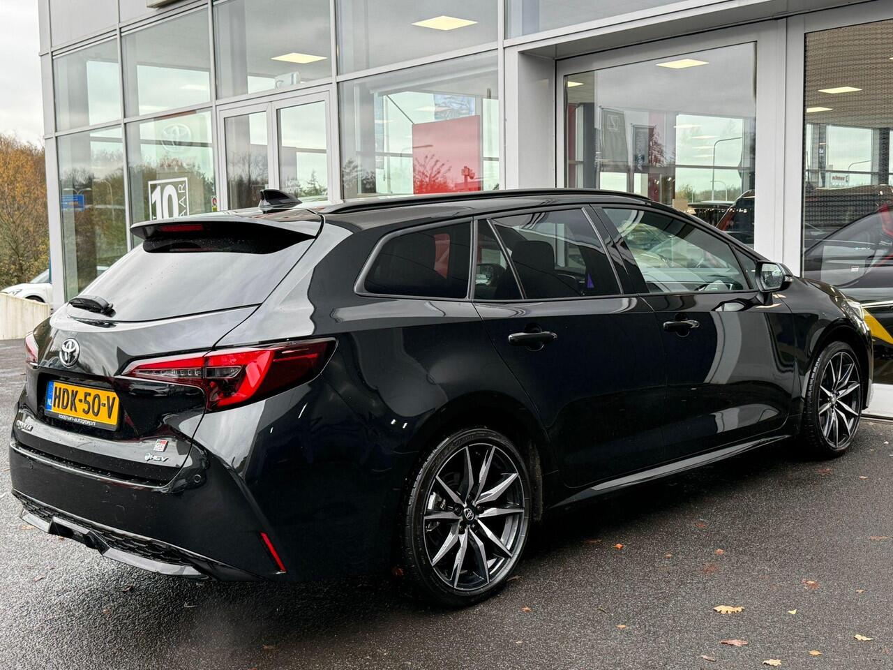 Toyota COROLLA Touring Sports Hybrid 200 GR Sport Plus Schuif-/Kanteldak | JBL premium geluid | Dodehoekdetectie | Parkeersensoren rondom | Stoelverwarming voor+achter