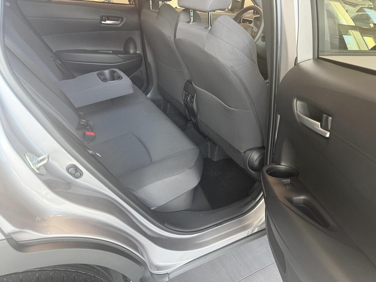 Toyota COROLLA Cross Hybrid 140 Dynamic Dodehoekdetectie | Parkeersensoren | Stoel & Stuur verwarming | Garantie t/m 2035! | Direct leverbaar