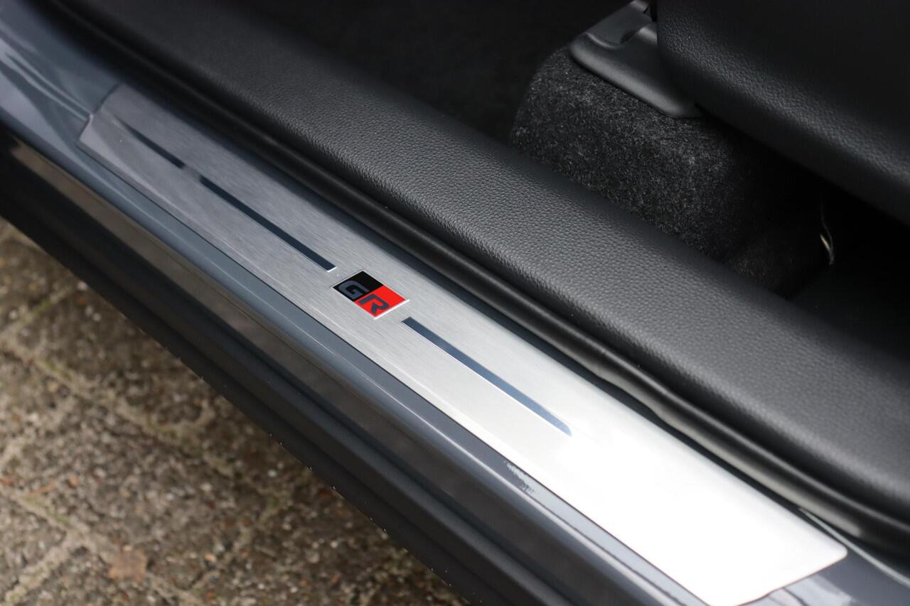 Toyota COROLLA Cross Hybrid 180 GR Sport , Nieuw en direct leverbaar met ¤1.500,- voordeel