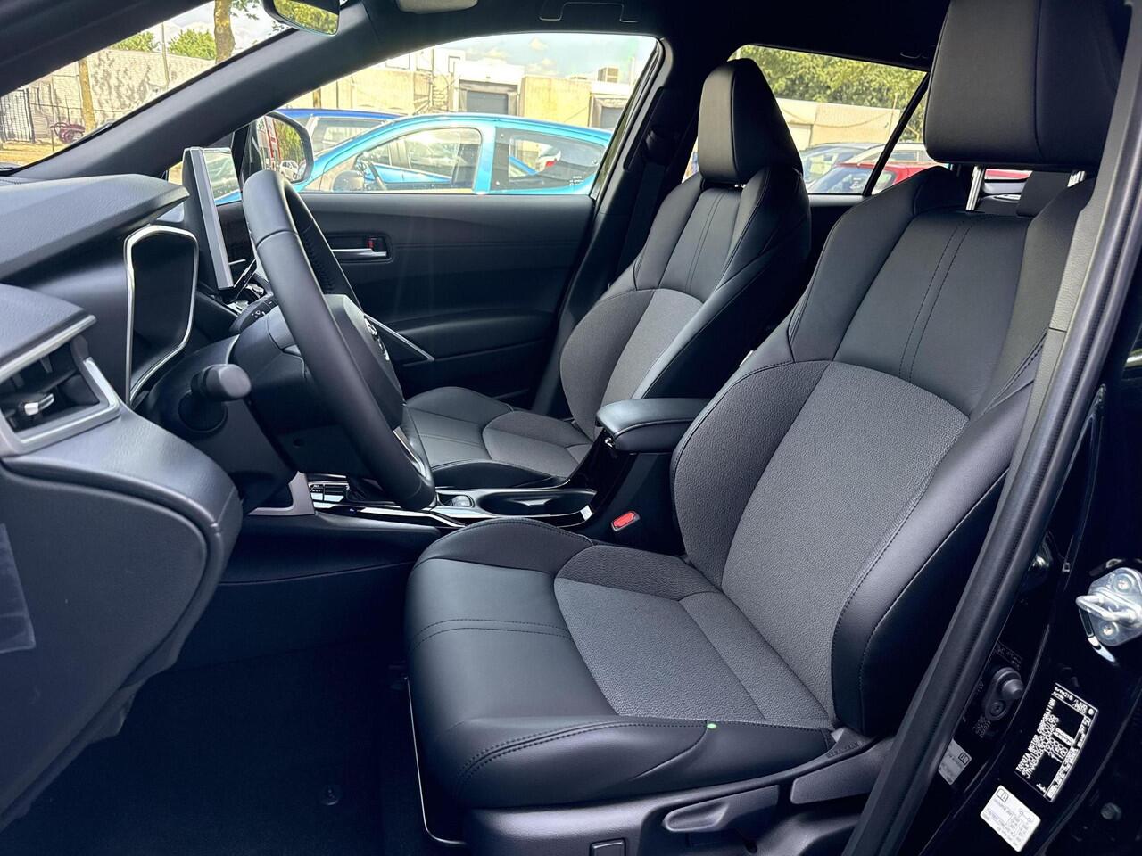 Toyota COROLLA Cross Hybrid 200 Style **NAVIGATIE/ DODEHOEK DETECTIE/ STOELVERWARMING/ PARKEERSENSOREN**