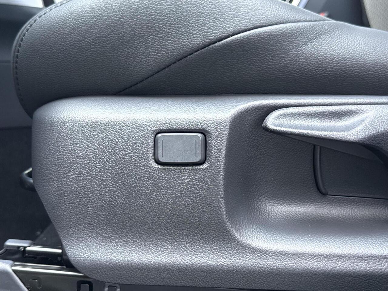 Toyota COROLLA Cross Hybrid 200 Style **NAVIGATIE/ DODEHOEK DETECTIE/ STOELVERWARMING/ PARKEERSENSOREN**