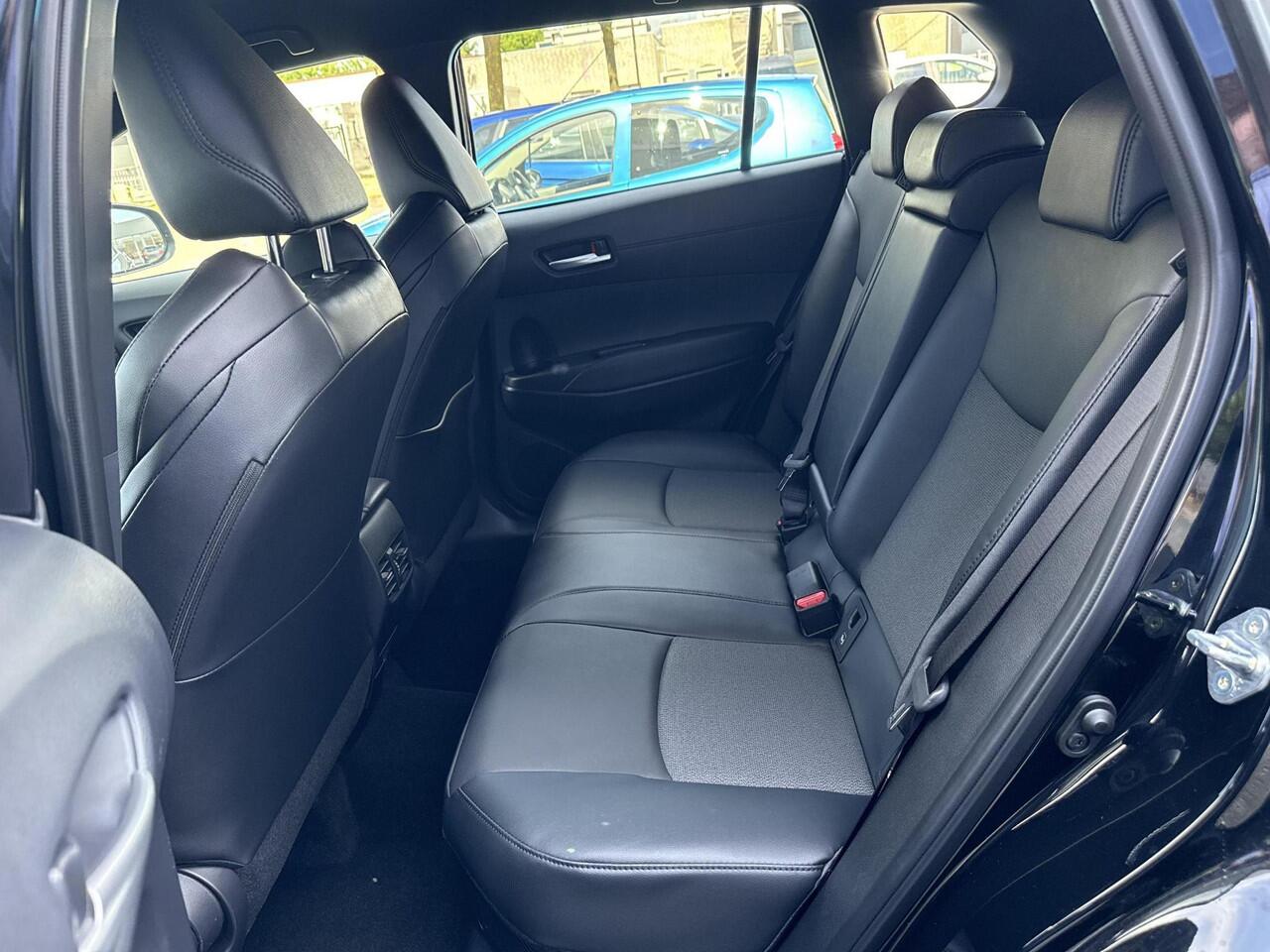 Toyota COROLLA Cross Hybrid 200 Style **NAVIGATIE/ DODEHOEK DETECTIE/ STOELVERWARMING/ PARKEERSENSOREN**