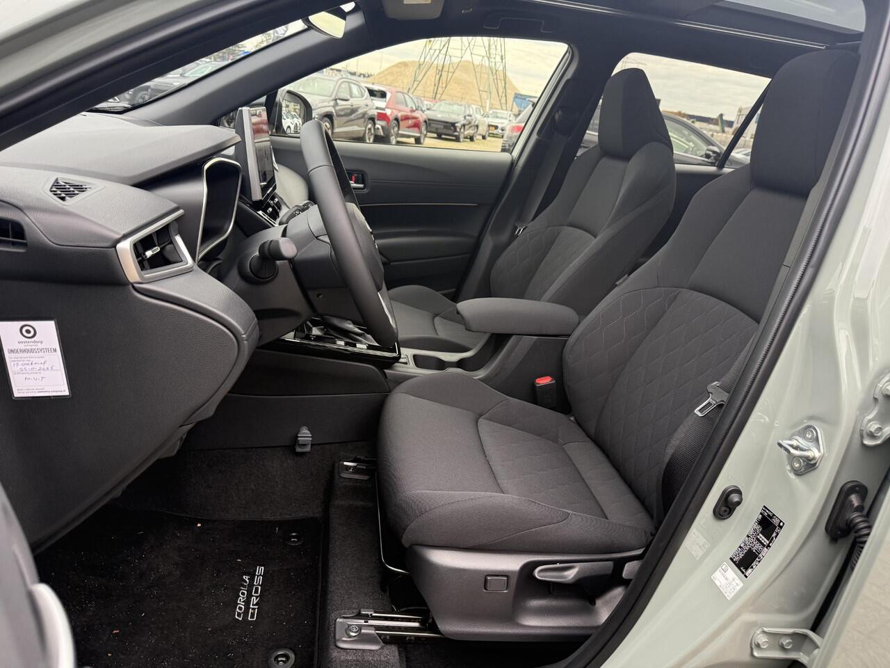 Toyota COROLLA Cross Hybrid 140 Dynamic **PANORAMA DAK/ STOEL EN STUURWIELVERWARMING/ PARKEERSENSOREN/ DODEHOEK DETECTIE**