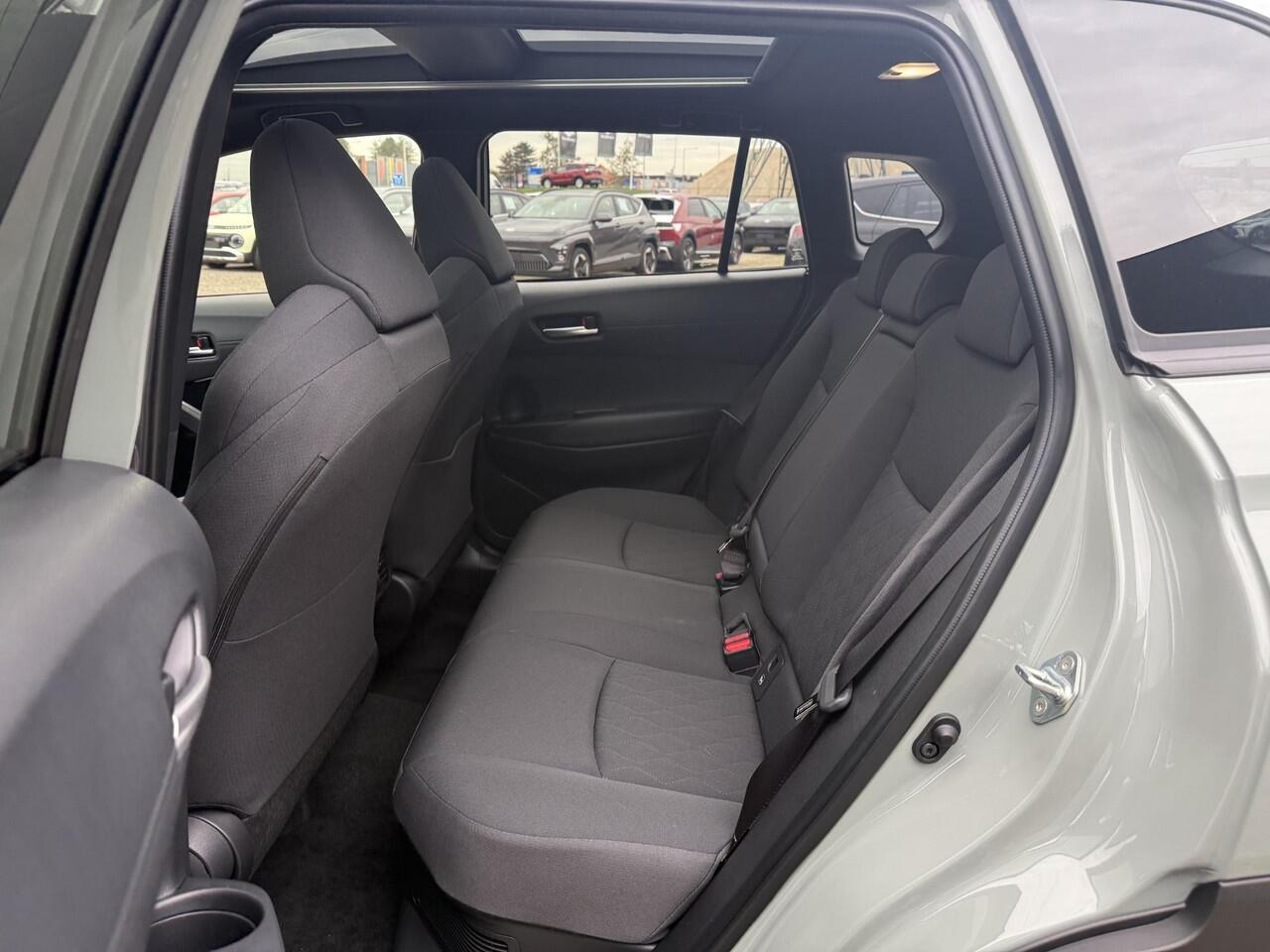 Toyota COROLLA Cross Hybrid 140 Dynamic **PANORAMA DAK/ STOEL EN STUURWIELVERWARMING/ PARKEERSENSOREN/ DODEHOEK DETECTIE**