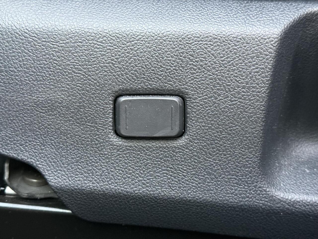 Toyota COROLLA Touring Sports Hybrid 140 Dynamic **STOELVERWARMING/ PARKEERSENSOREN/ KEYLESS/ ADAPTIEF CRUISE CONTROL**