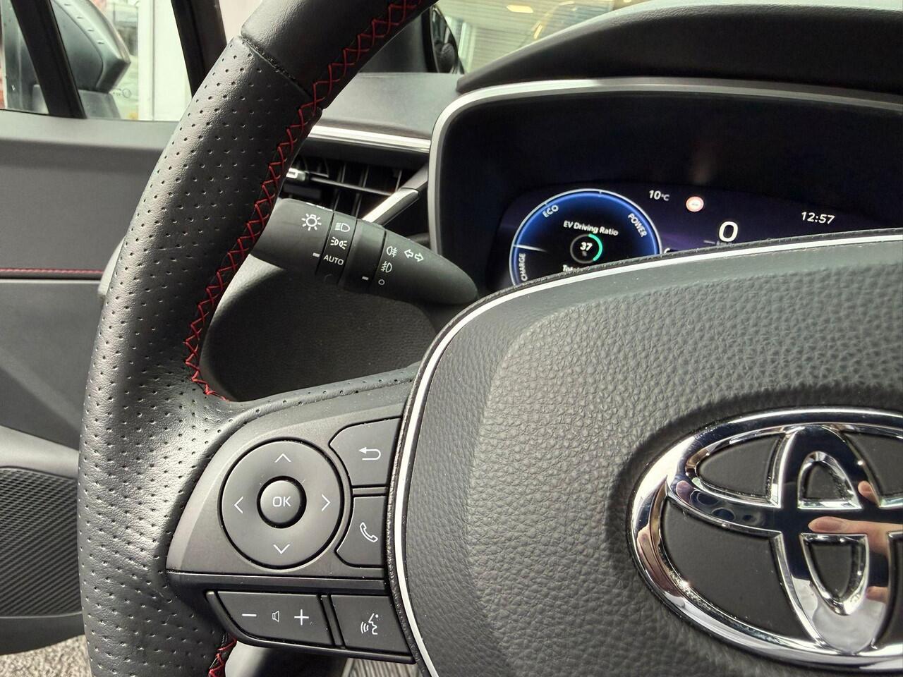 Toyota COROLLA Touring Sports Hybrid 200 GR Sport Plus Schuif-/Kanteldak | JBL premium geluid | Dodehoekdetectie | Parkeersensoren rondom | Stoelverwarming voor+achter