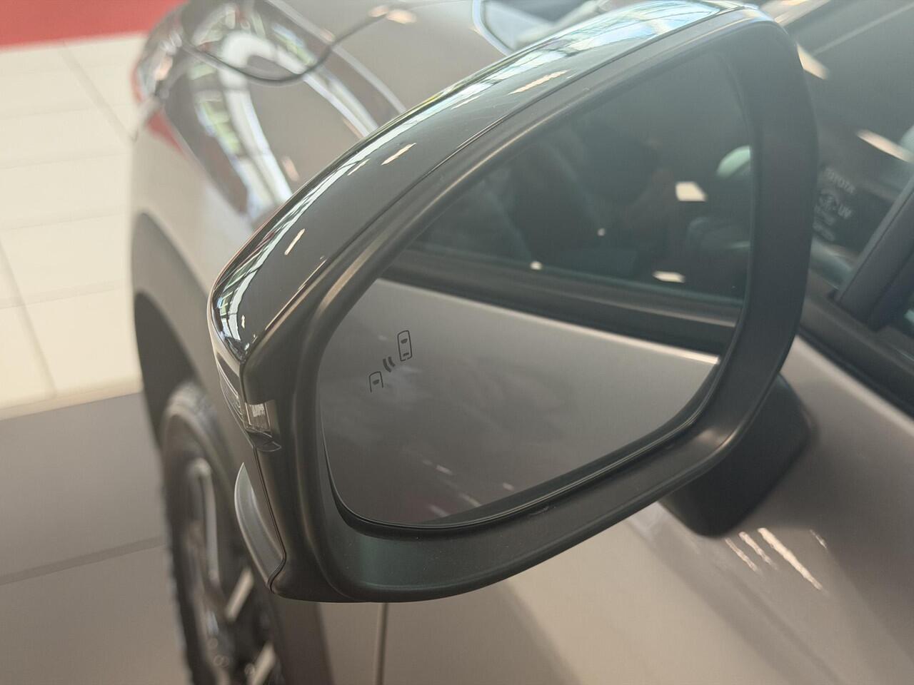 Toyota COROLLA Cross Hybrid 140 Dynamic Dodehoekdetectie | Parkeersensoren | Stoel & Stuur verwarming | Garantie t/m 2035! | Direct leverbaar