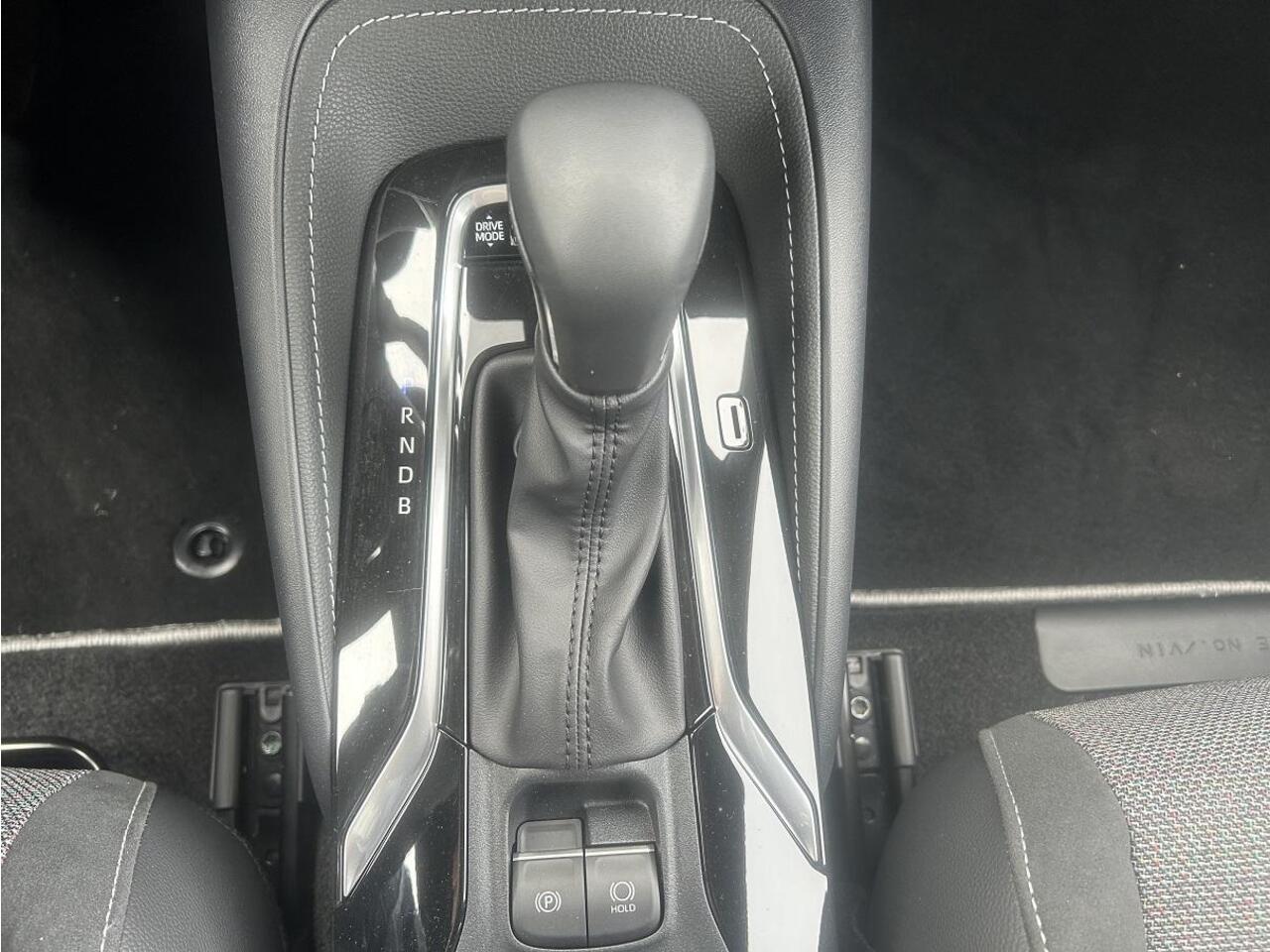 Toyota COROLLA TS Hybrid 140 Dynamic | Apple Carplay | Privacy glass | Stoelverwarming| Parkeersensoren voor en achter