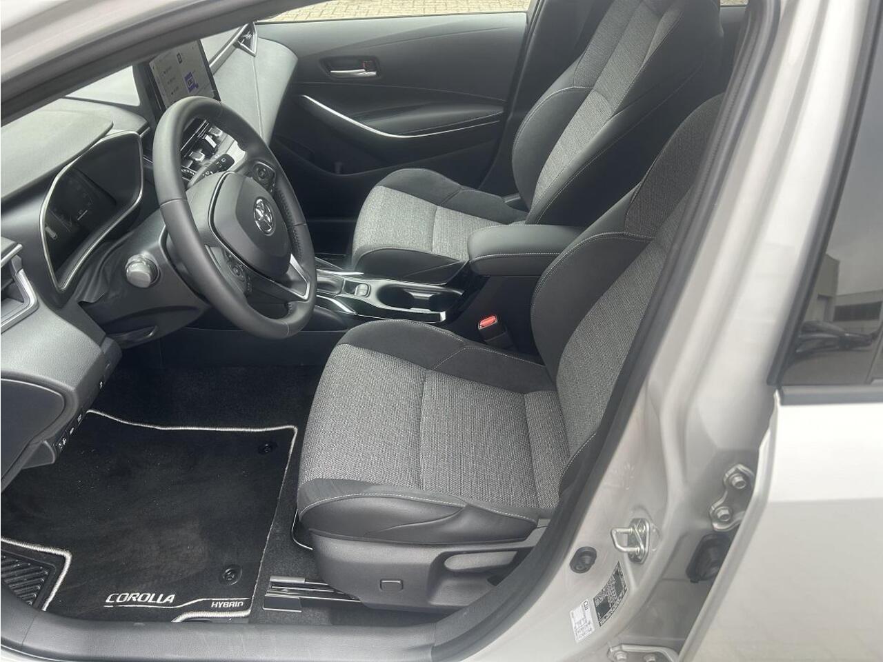 Toyota COROLLA TS Hybrid 140 Dynamic | Apple Carplay | Privacy glass | Stoelverwarming| Parkeersensoren voor en achter