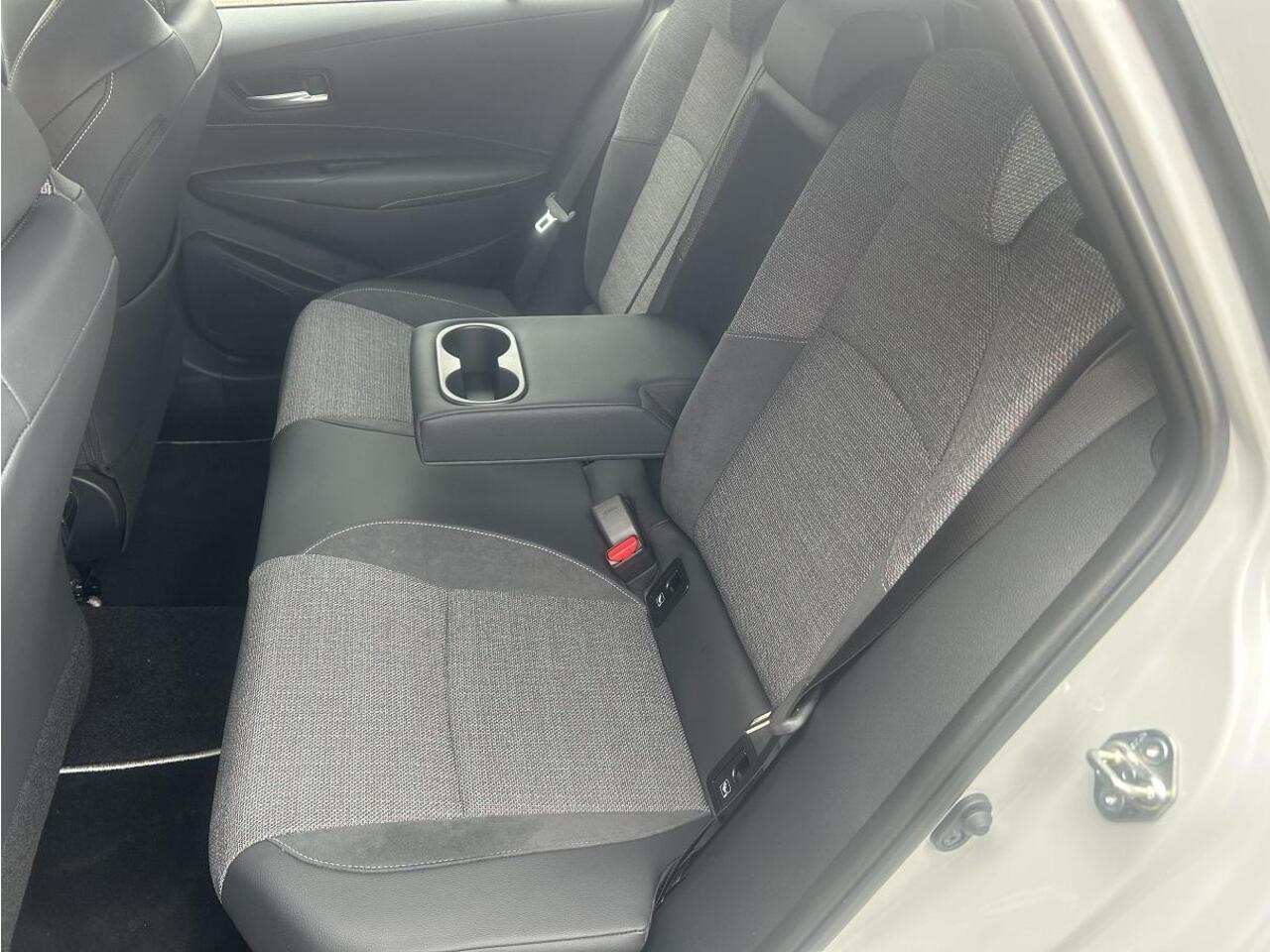 Toyota COROLLA TS Hybrid 140 Dynamic | Apple Carplay | Privacy glass | Stoelverwarming| Parkeersensoren voor en achter