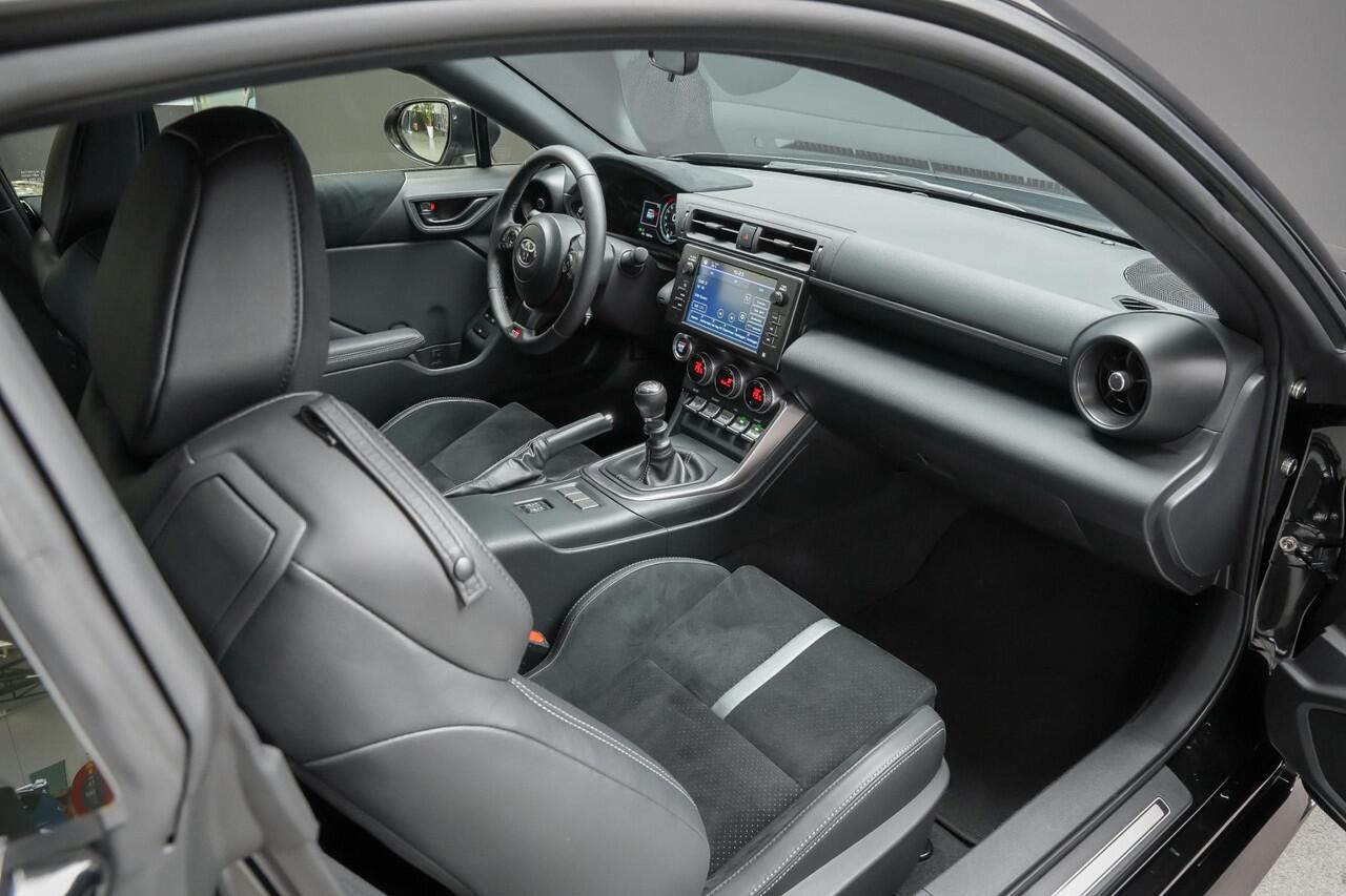 Toyota GR86 235pk 2.4 Premium Handgeschakeld |Apple Carplay|blind spot|sportstoelen|camera|bluetooth|cruise control|stoelverwarming|LED-verlichting|18"|