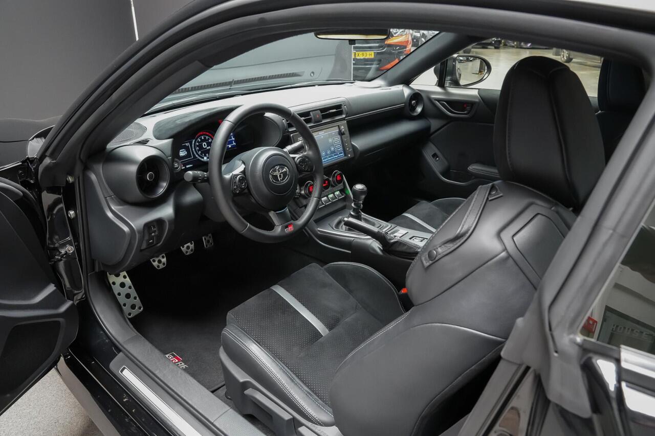 Toyota GR86 235pk 2.4 Premium Handgeschakeld |Apple Carplay|blind spot|sportstoelen|camera|bluetooth|cruise control|stoelverwarming|LED-verlichting|18"|