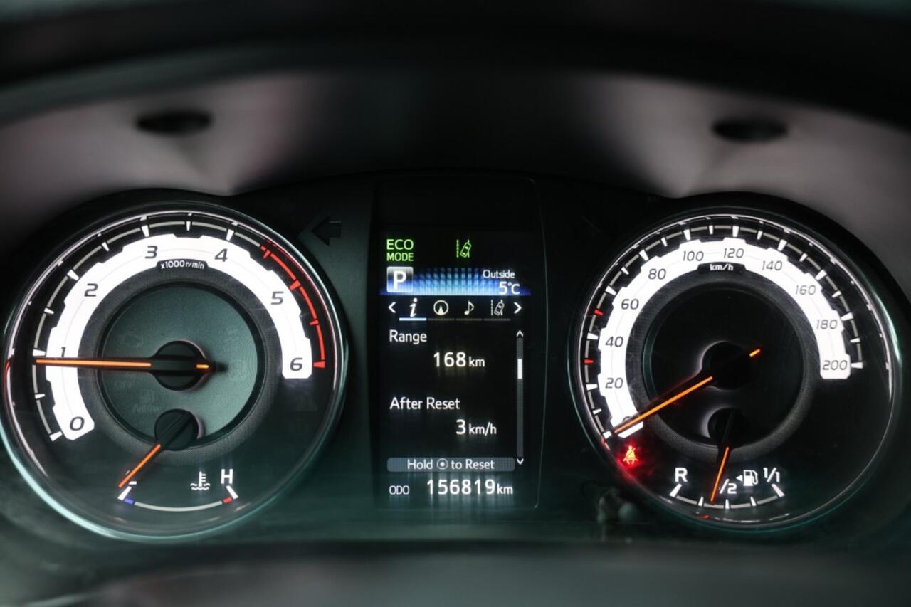 Toyota HI-LUX 2.4 D-4D DUBBEL CABINE LIMITED B/E TREKKER A/T 5 SITZ 4WD VAN