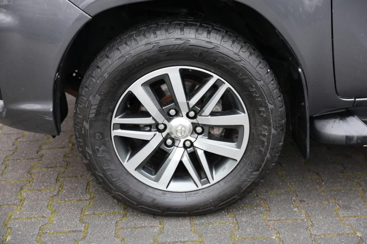 Toyota HI-LUX 2.4 D-4D DUBBEL CABINE LIMITED B/E TREKKER A/T 5 SITZ 4WD VAN