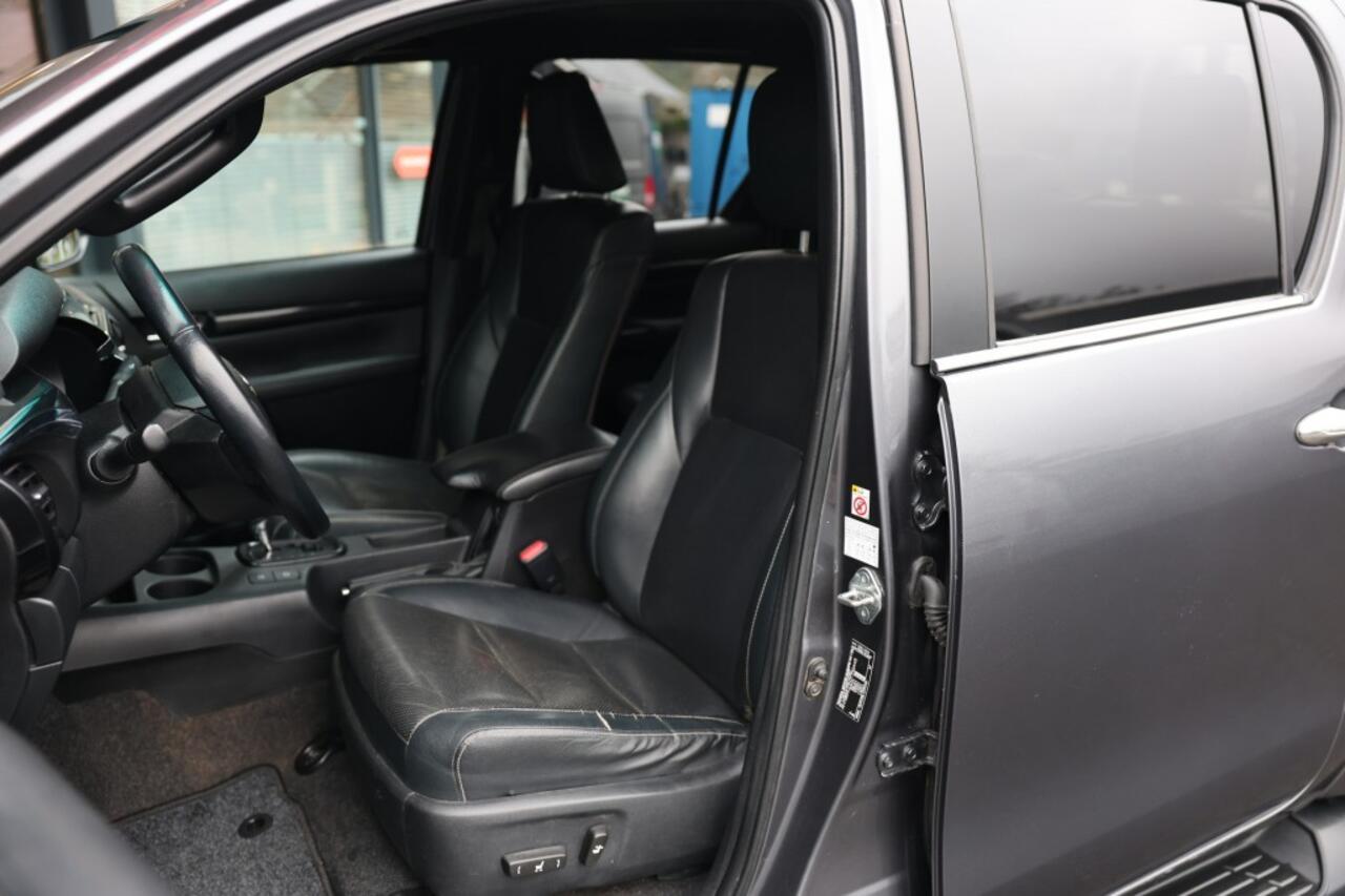 Toyota HI-LUX 2.4 D-4D DUBBEL CABINE LIMITED B/E TREKKER A/T 5 SITZ 4WD VAN