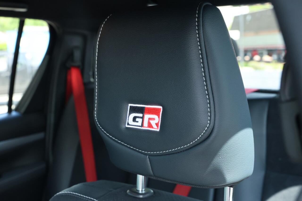 Toyota HI-LUX 2.8 D-4D DUBBEL CABIN GR SPORT A/T BE TREKKER/OPLEGGER 5 SITZ VAN *BPM VRIJ*