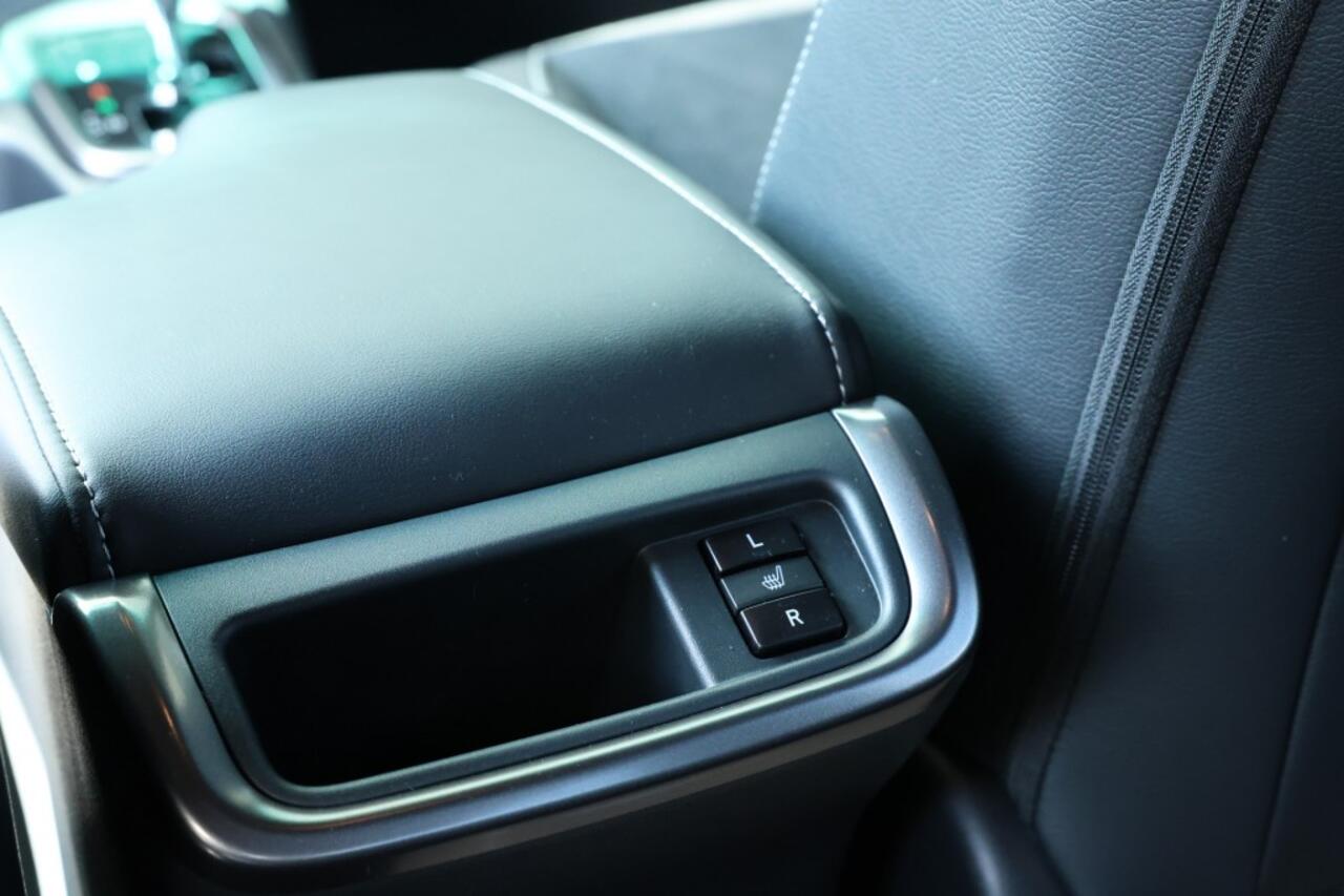 Toyota HI-LUX 2.8 D-4D DUBBEL CABIN GR SPORT A/T BE TREKKER/OPLEGGER 5 SITZ VAN *BPM VRIJ*