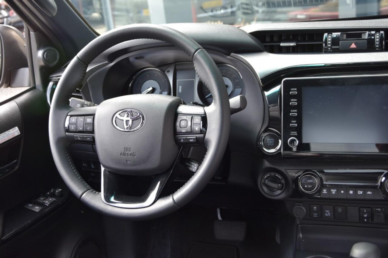 Toyota HI-LUX 2.8 D-4D X-TRA CAB INVINCIBLE A/T VAN