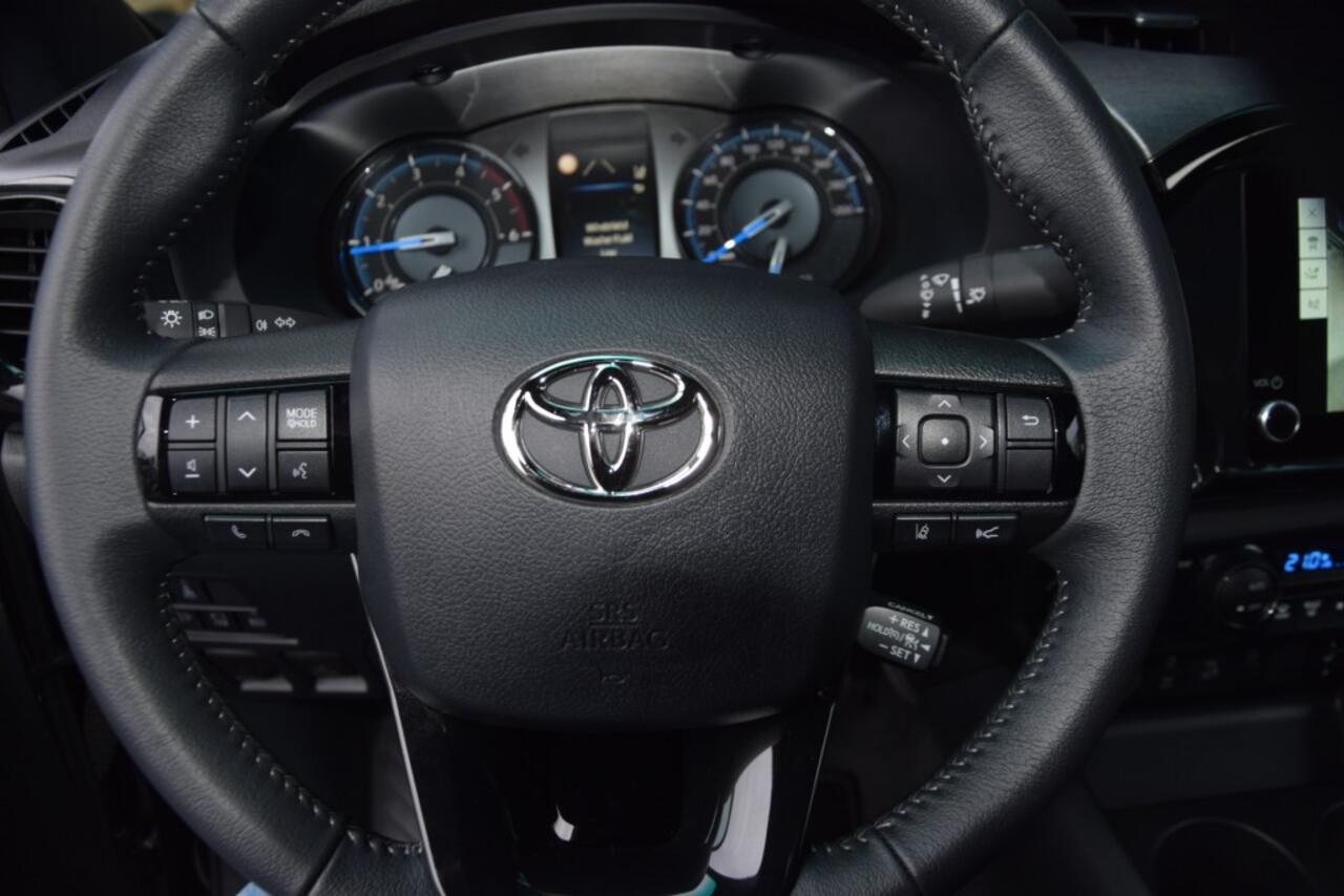 Toyota HI-LUX 2.8 D-4D X-TRA CAB INVINCIBLE A/T VAN