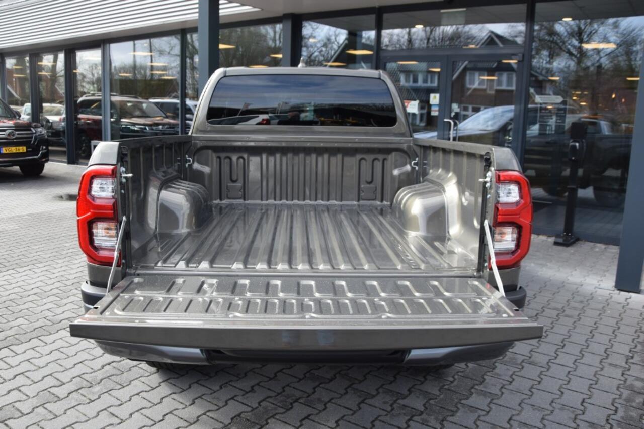 Toyota HI-LUX 2.8 D-4D X-TRA CAB INVINCIBLE A/T VAN