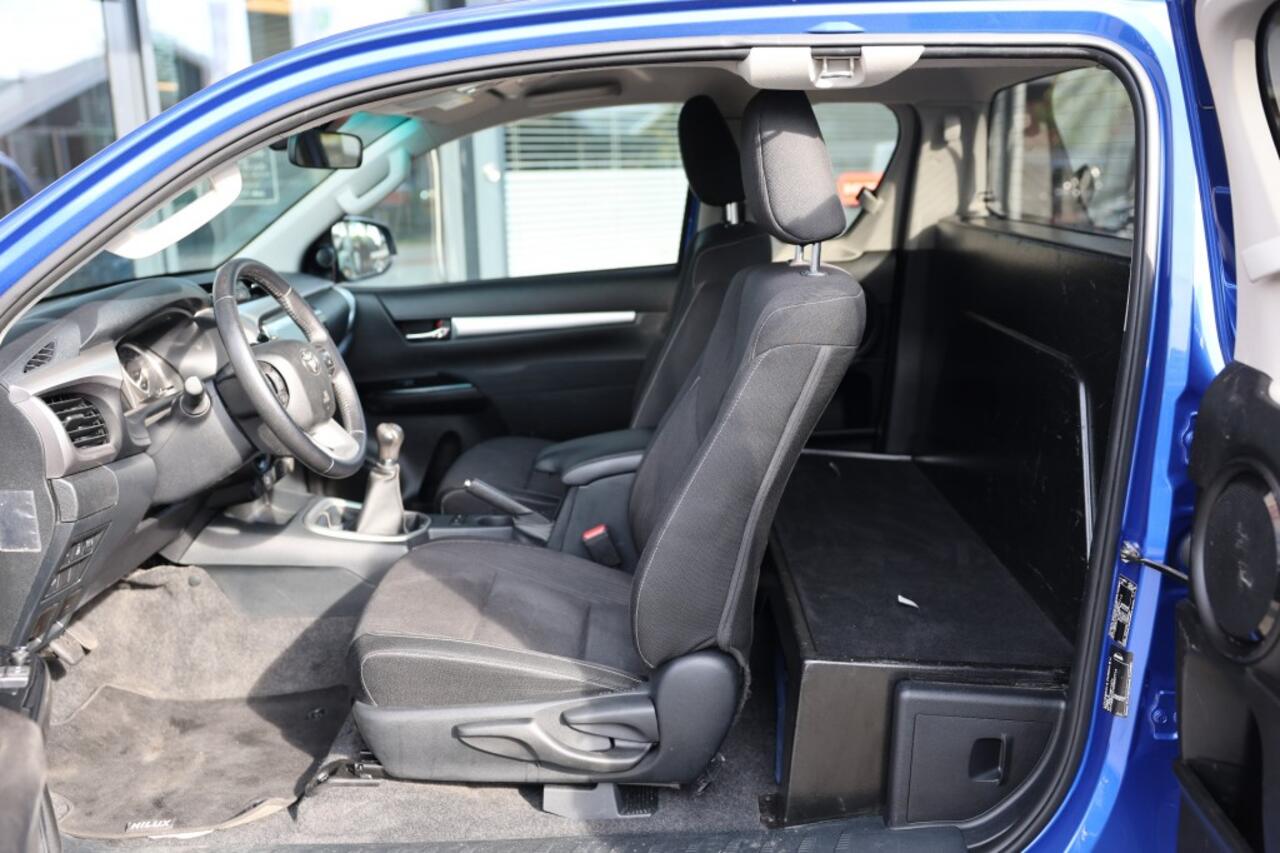 Toyota HI-LUX 2.4 D-4D X-TRA CAB PROFESSIONAL 4WD VAN