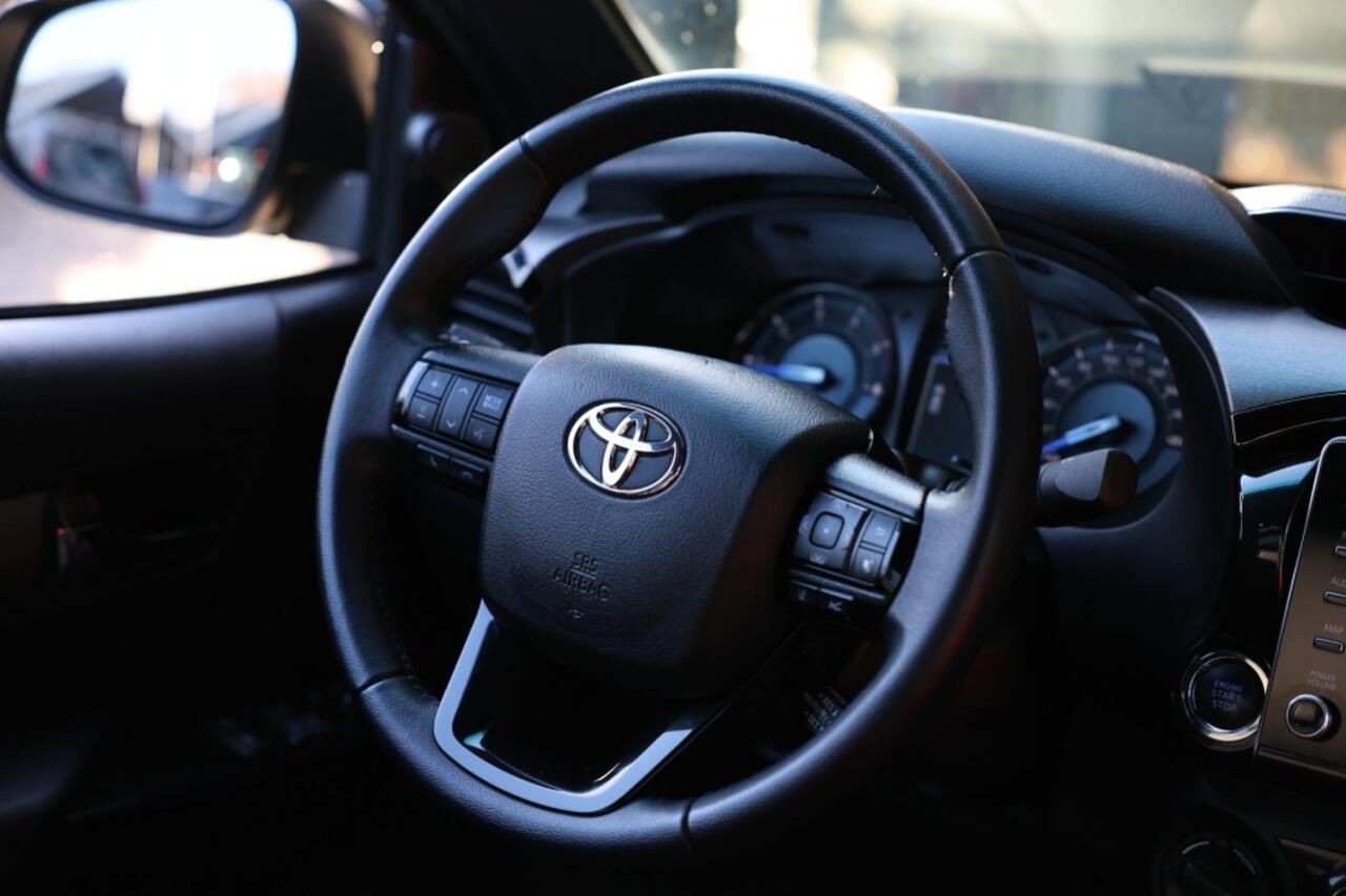 Toyota HI-LUX 2.8 D-4D X-TRA CAB INVINCIBLE A/T 4WD VAN ( INCL. DIV. ASS. )