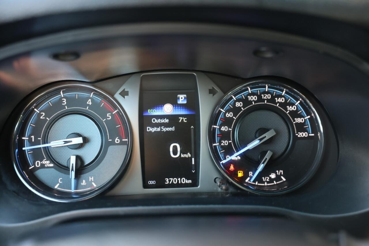 Toyota HI-LUX 2.8 D-4D X-TRA CAB INVINCIBLE A/T 4WD VAN ( INCL. DIV. ASS. )