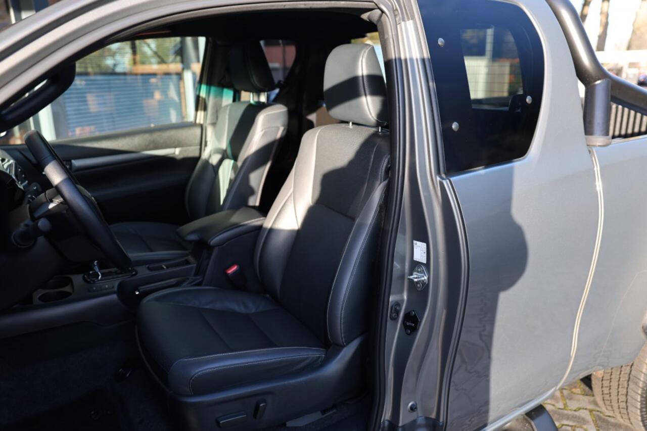 Toyota HI-LUX 2.8 D-4D X-TRA CAB INVINCIBLE A/T 4WD VAN ( INCL. DIV. ASS. )