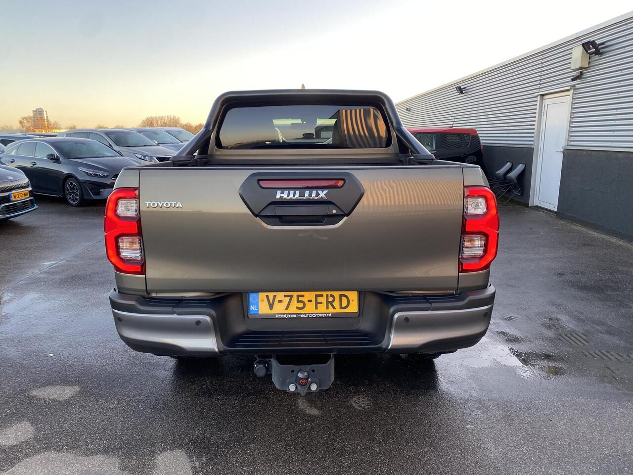 Toyota HI-LUX HiLux 2.8 D-4D Double Cab Invincible Automaat Nieuw geleverd, incl. o.a.: De laadbak is gecoat, trekhaak 13plg, stoelverwarming, achteruitrij camera, keyless, navigatie, Apple CarPlay/Android Auto, JBL Audio, NL-auto, boekjes compleet, 265/65R18 banden CS