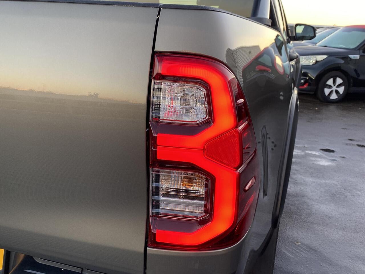 Toyota HI-LUX HiLux 2.8 D-4D Double Cab Invincible Automaat Nieuw geleverd, incl. o.a.: De laadbak is gecoat, trekhaak 13plg, stoelverwarming, achteruitrij camera, keyless, navigatie, Apple CarPlay/Android Auto, JBL Audio, NL-auto, boekjes compleet, 265/65R18 banden CS