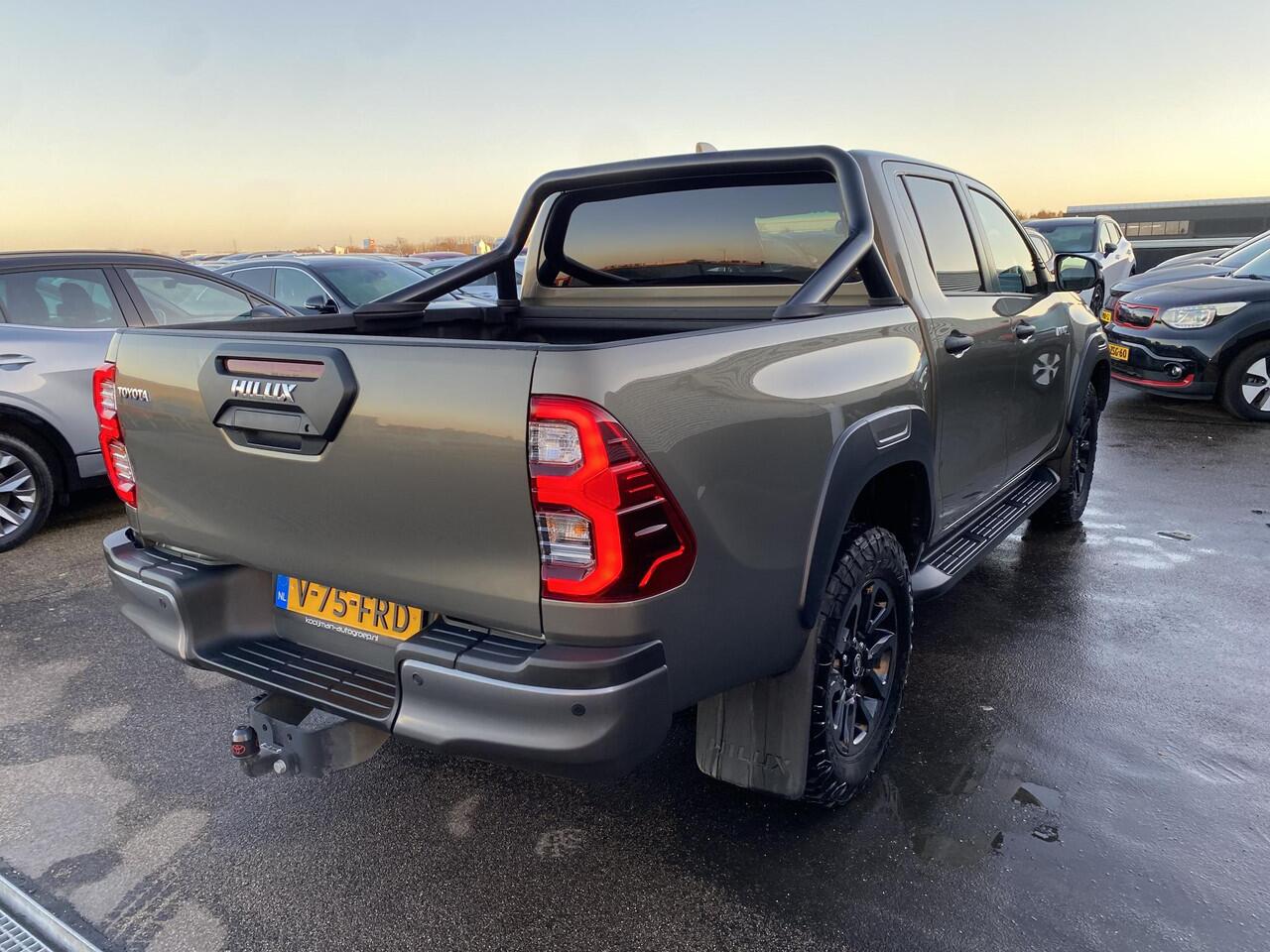 Toyota HI-LUX HiLux 2.8 D-4D Double Cab Invincible Automaat Nieuw geleverd, incl. o.a.: De laadbak is gecoat, trekhaak 13plg, stoelverwarming, achteruitrij camera, keyless, navigatie, Apple CarPlay/Android Auto, JBL Audio, NL-auto, boekjes compleet, 265/65R18 banden CS