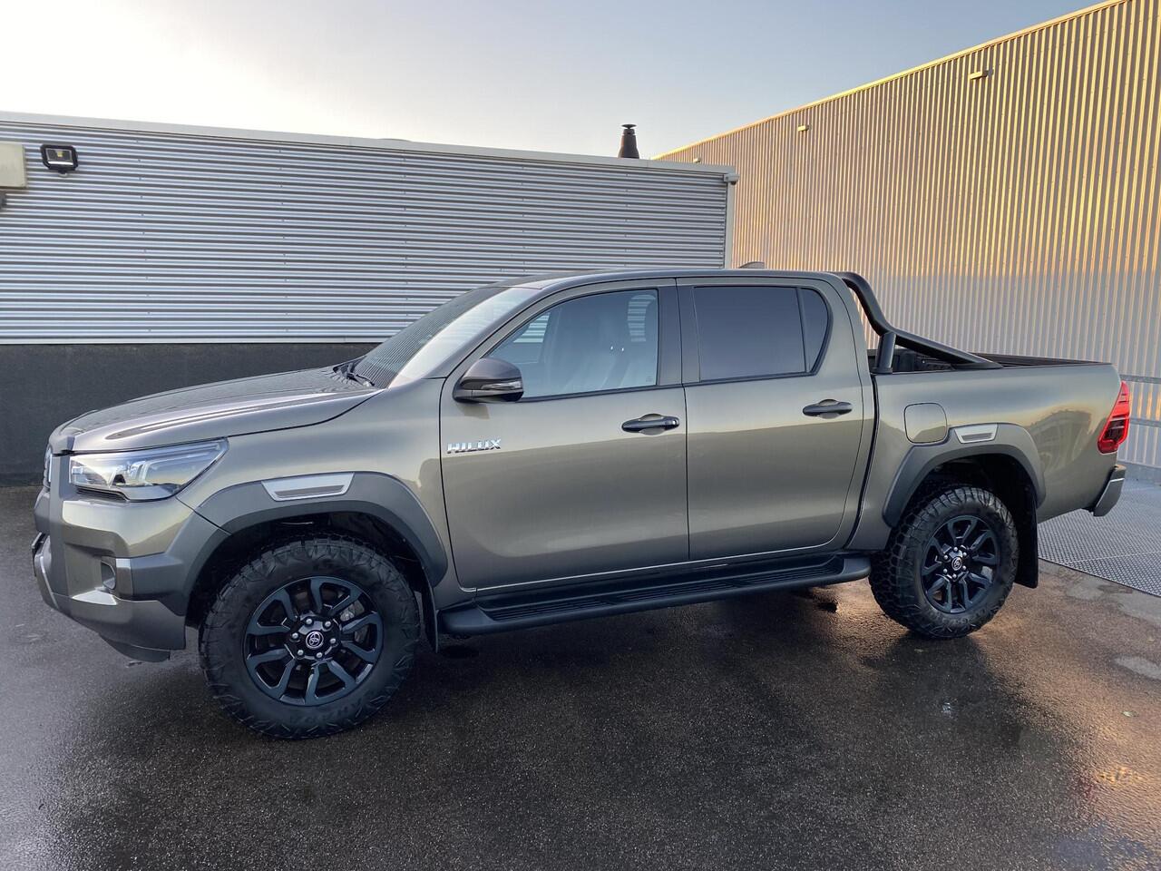 Toyota HI-LUX HiLux 2.8 D-4D Double Cab Invincible Automaat Nieuw geleverd, incl. o.a.: De laadbak is gecoat, trekhaak 13plg, stoelverwarming, achteruitrij camera, keyless, navigatie, Apple CarPlay/Android Auto, JBL Audio, NL-auto, boekjes compleet, 265/65R18 banden CS