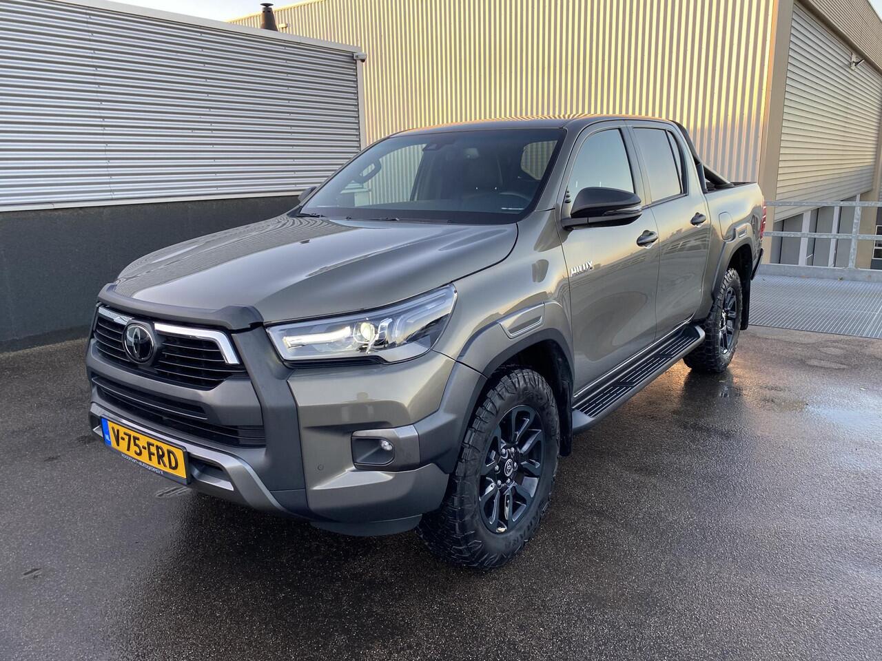 Toyota HI-LUX HiLux 2.8 D-4D Double Cab Invincible Automaat Nieuw geleverd, incl. o.a.: De laadbak is gecoat, trekhaak 13plg, stoelverwarming, achteruitrij camera, keyless, navigatie, Apple CarPlay/Android Auto, JBL Audio, NL-auto, boekjes compleet, 265/65R18 banden CS