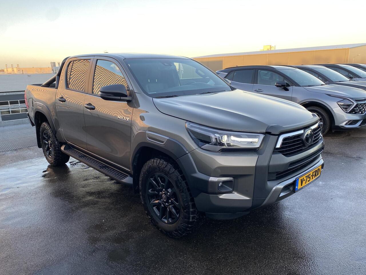 Toyota HI-LUX HiLux 2.8 D-4D Double Cab Invincible Automaat Nieuw geleverd, incl. o.a.: De laadbak is gecoat, trekhaak 13plg, stoelverwarming, achteruitrij camera, keyless, navigatie, Apple CarPlay/Android Auto, JBL Audio, NL-auto, boekjes compleet, 265/65R18 banden CS