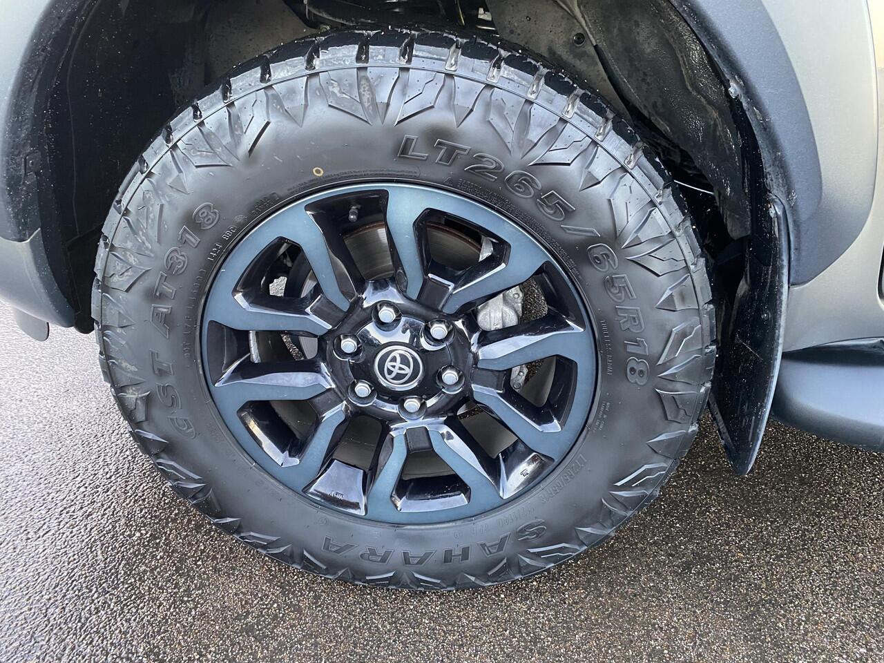 Toyota HI-LUX HiLux 2.8 D-4D Double Cab Invincible Automaat Nieuw geleverd, incl. o.a.: De laadbak is gecoat, trekhaak 13plg, stoelverwarming, achteruitrij camera, keyless, navigatie, Apple CarPlay/Android Auto, JBL Audio, NL-auto, boekjes compleet, 265/65R18 banden CS