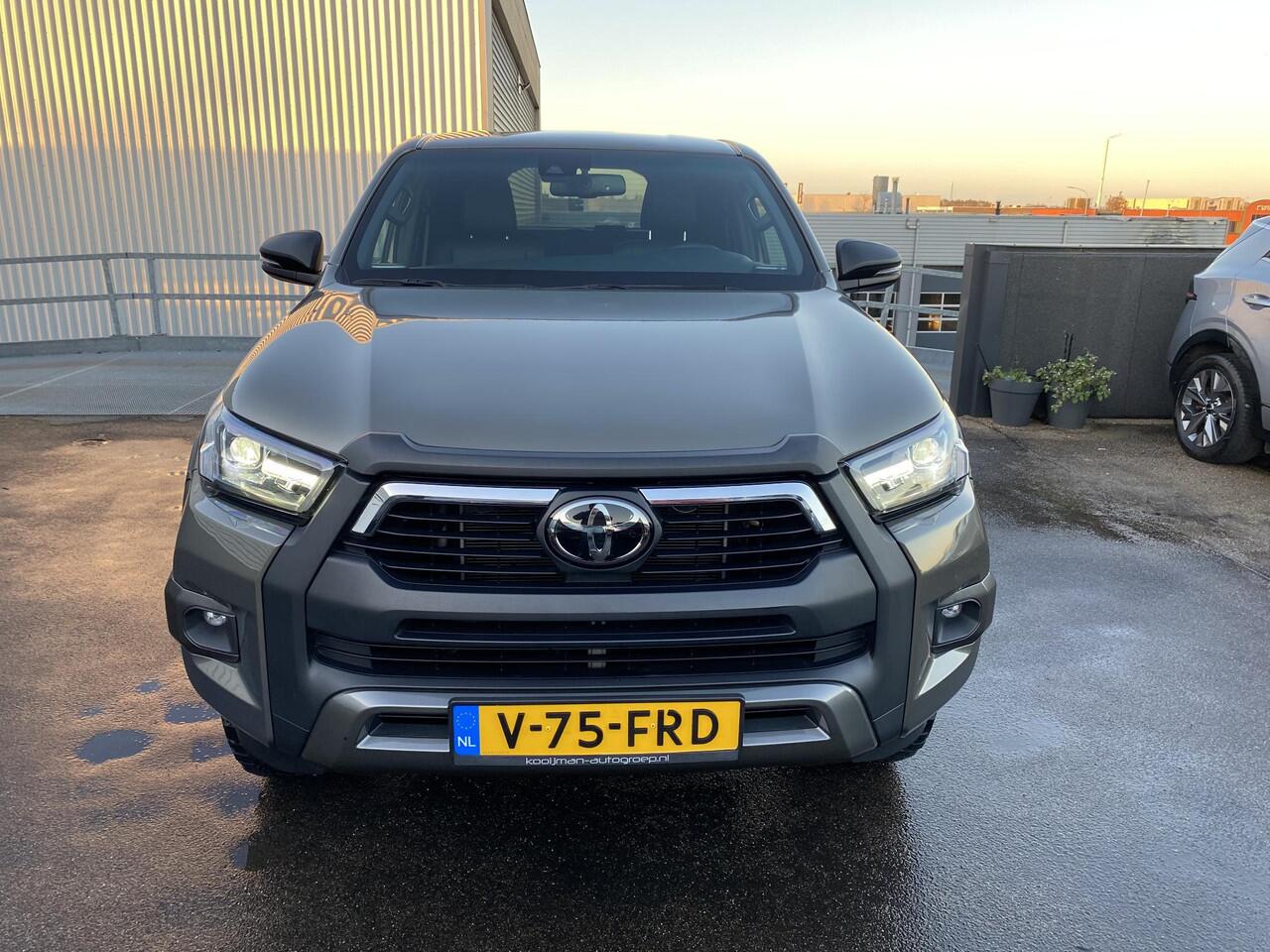 Toyota HI-LUX HiLux 2.8 D-4D Double Cab Invincible Automaat Nieuw geleverd, incl. o.a.: De laadbak is gecoat, trekhaak 13plg, stoelverwarming, achteruitrij camera, keyless, navigatie, Apple CarPlay/Android Auto, JBL Audio, NL-auto, boekjes compleet, 265/65R18 banden CS