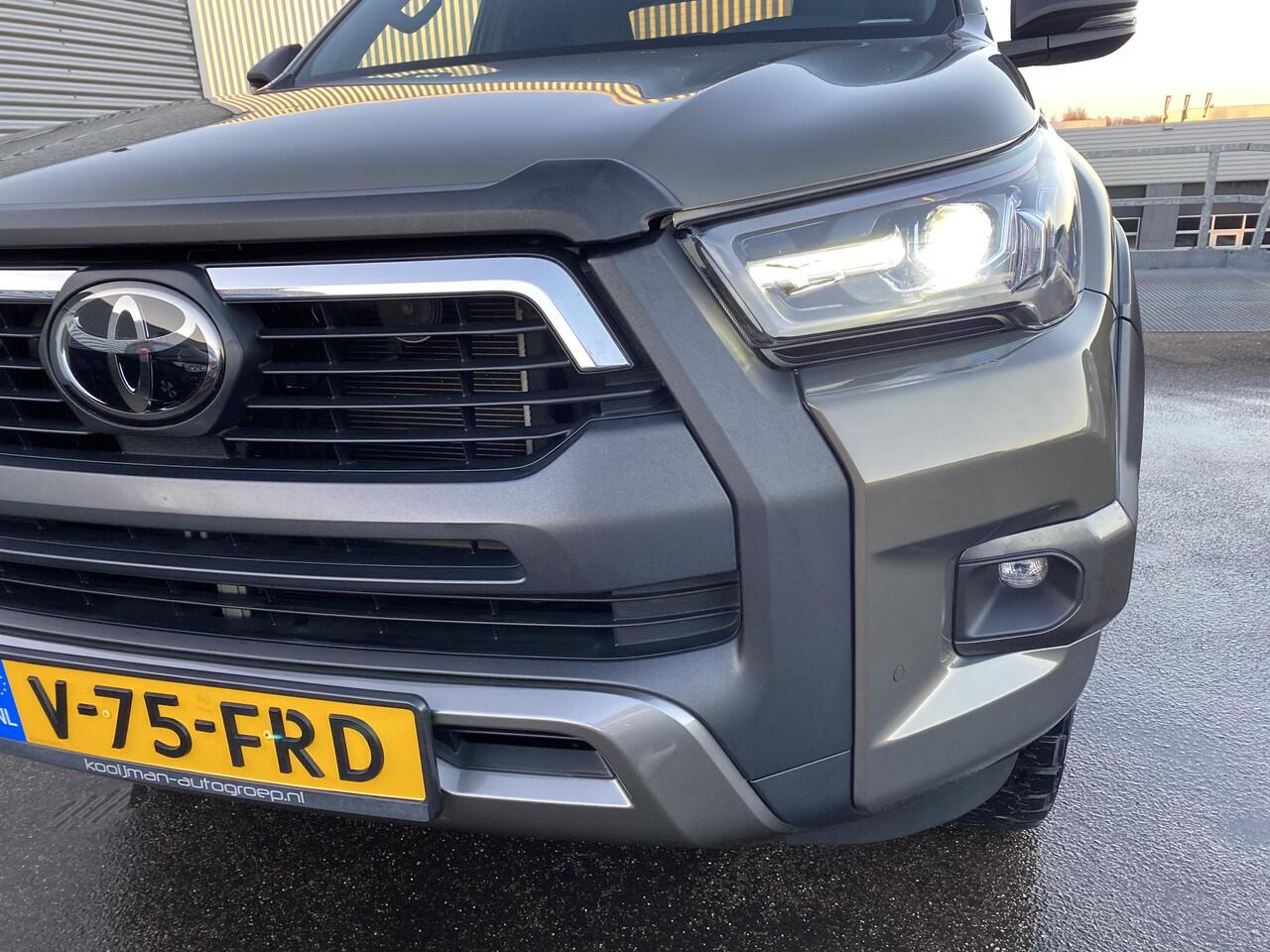 Toyota HI-LUX HiLux 2.8 D-4D Double Cab Invincible Automaat Nieuw geleverd, incl. o.a.: De laadbak is gecoat, trekhaak 13plg, stoelverwarming, achteruitrij camera, keyless, navigatie, Apple CarPlay/Android Auto, JBL Audio, NL-auto, boekjes compleet, 265/65R18 banden CS