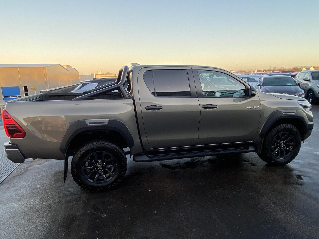 Toyota HI-LUX HiLux 2.8 D-4D Double Cab Invincible Automaat Nieuw geleverd, incl. o.a.: De laadbak is gecoat, trekhaak 13plg, stoelverwarming, achteruitrij camera, keyless, navigatie, Apple CarPlay/Android Auto, JBL Audio, NL-auto, boekjes compleet, 265/65R18 banden CS