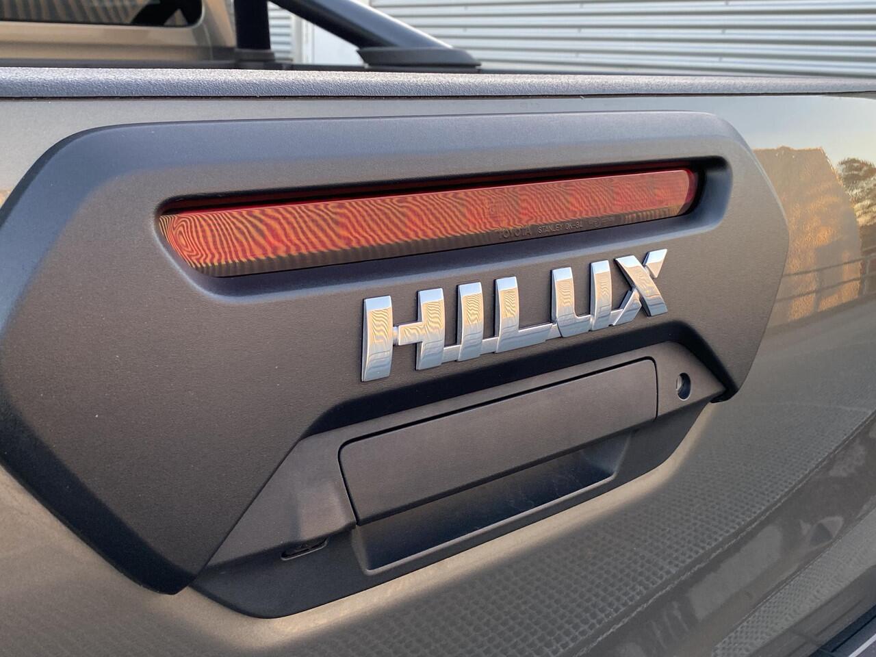 Toyota HI-LUX HiLux 2.8 D-4D Double Cab Invincible Automaat Nieuw geleverd, incl. o.a.: De laadbak is gecoat, trekhaak 13plg, stoelverwarming, achteruitrij camera, keyless, navigatie, Apple CarPlay/Android Auto, JBL Audio, NL-auto, boekjes compleet, 265/65R18 banden CS