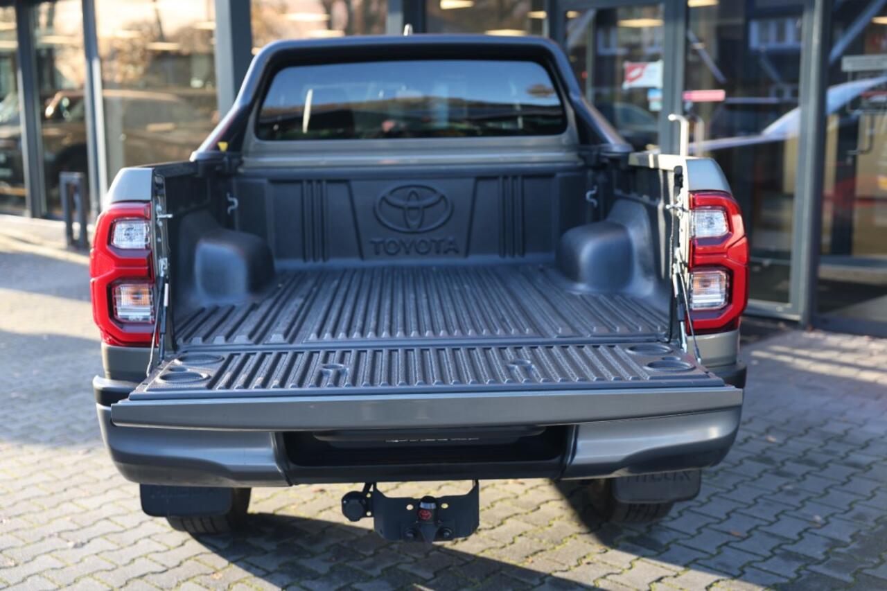 Toyota HI-LUX 2.8 D-4D X-TRA CAB INVINCIBLE A/T 4WD VAN ( INCL. DIV. ASS. )