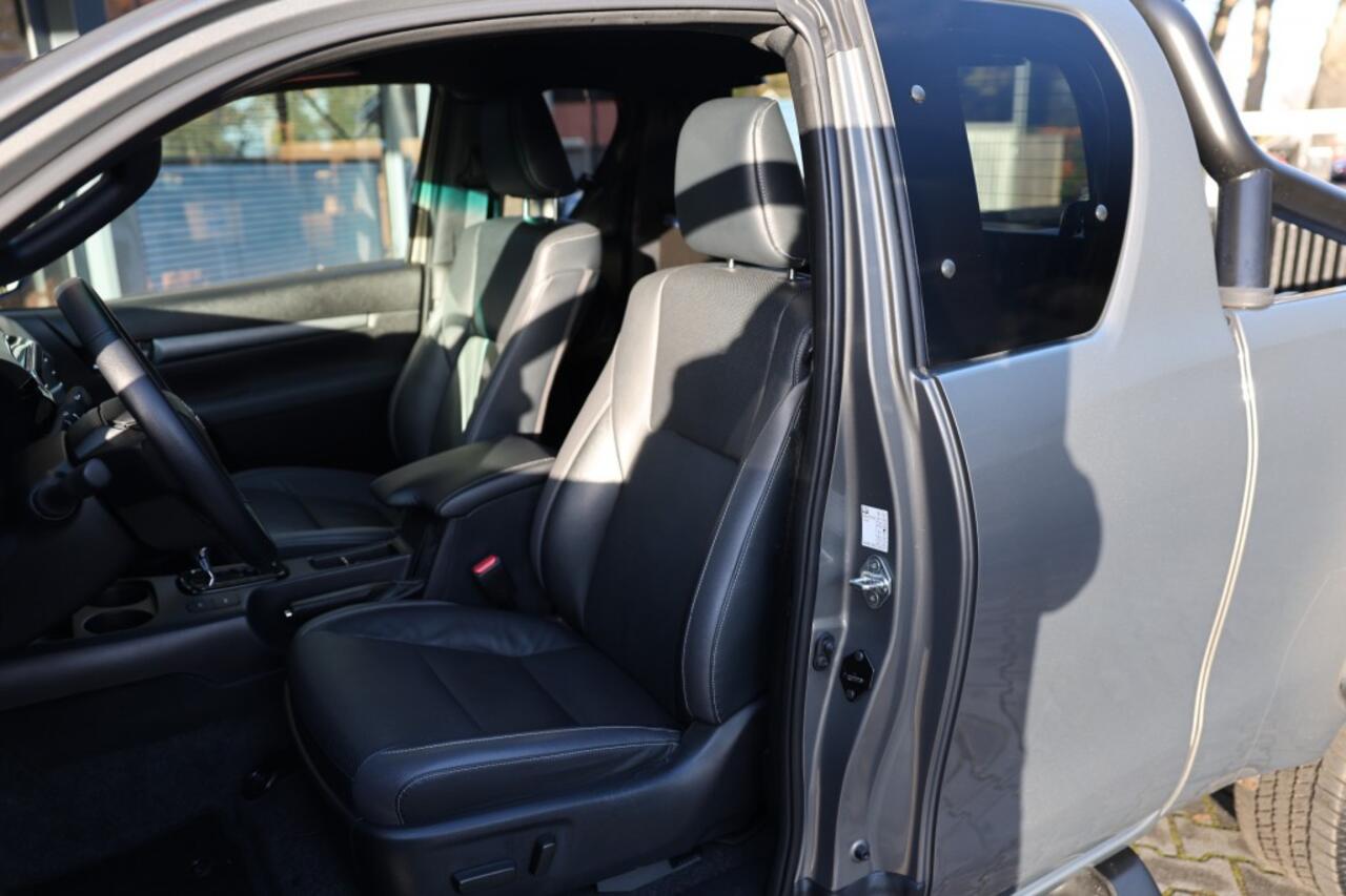 Toyota HI-LUX 2.8 D-4D X-TRA CAB INVINCIBLE A/T 4WD VAN ( INCL. DIV. ASS. )